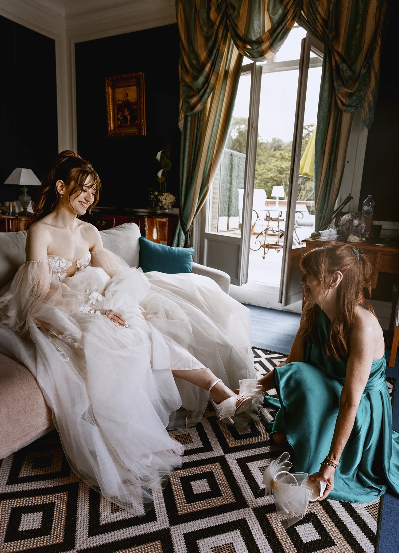 Mère de la mariée aidant à la préparation dans la chambre du château de Quesmy. Photo par Laurène Zabary.