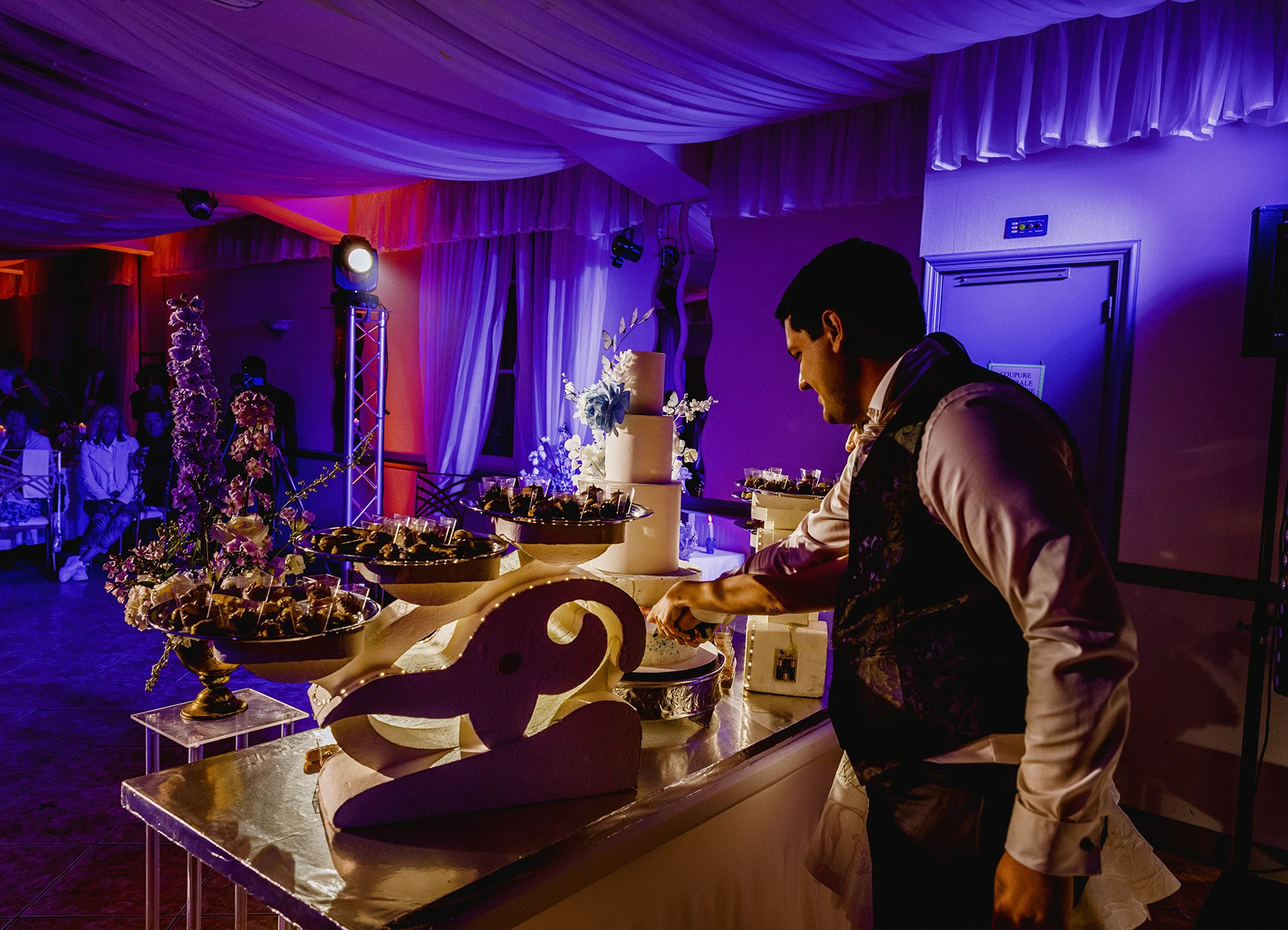 Marié découpant la pièce montée lors de la soirée de mariage à Quesmy, photo par Laurène Zabary