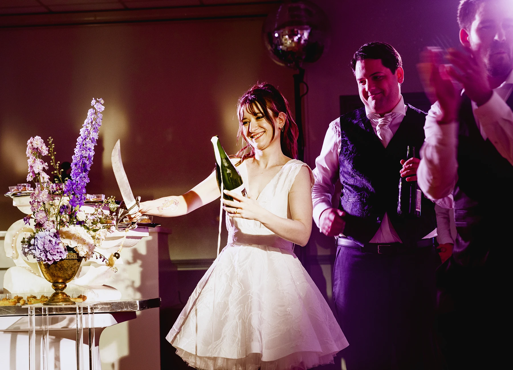 Mariée souriante après avoir sabré le champagne à Quesmy, photographie de mariage par Laurène Zabary