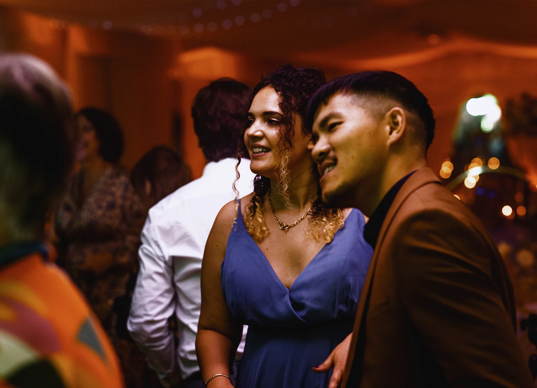 Témoin de la mariée lors de la soirée dansante au château de Quesmy, photographie par Laurène Zabary