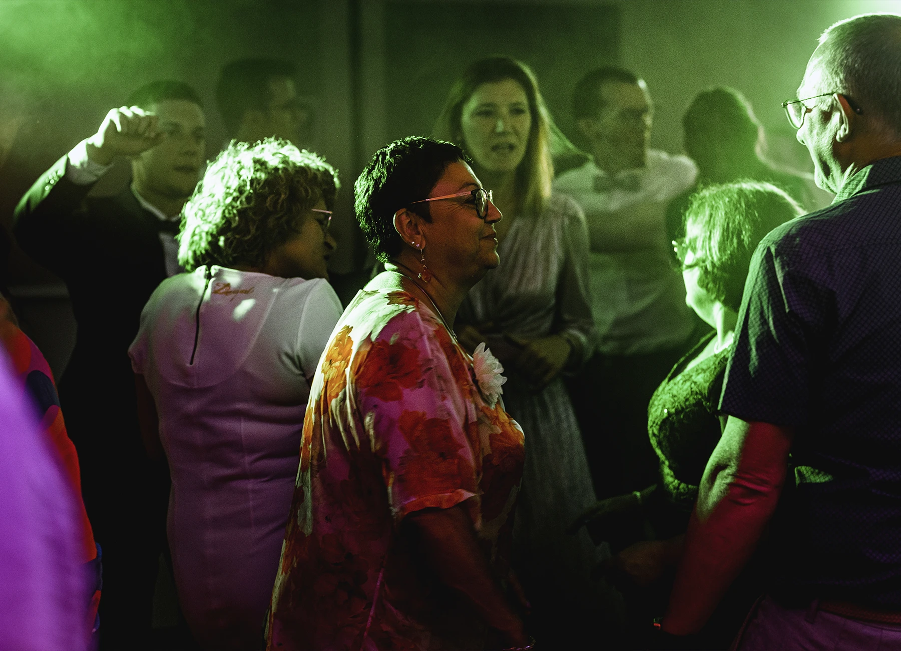 Invitée sous une lumière verte lors de la soirée dansante à Quesmy, photographie par Laurène Zabary