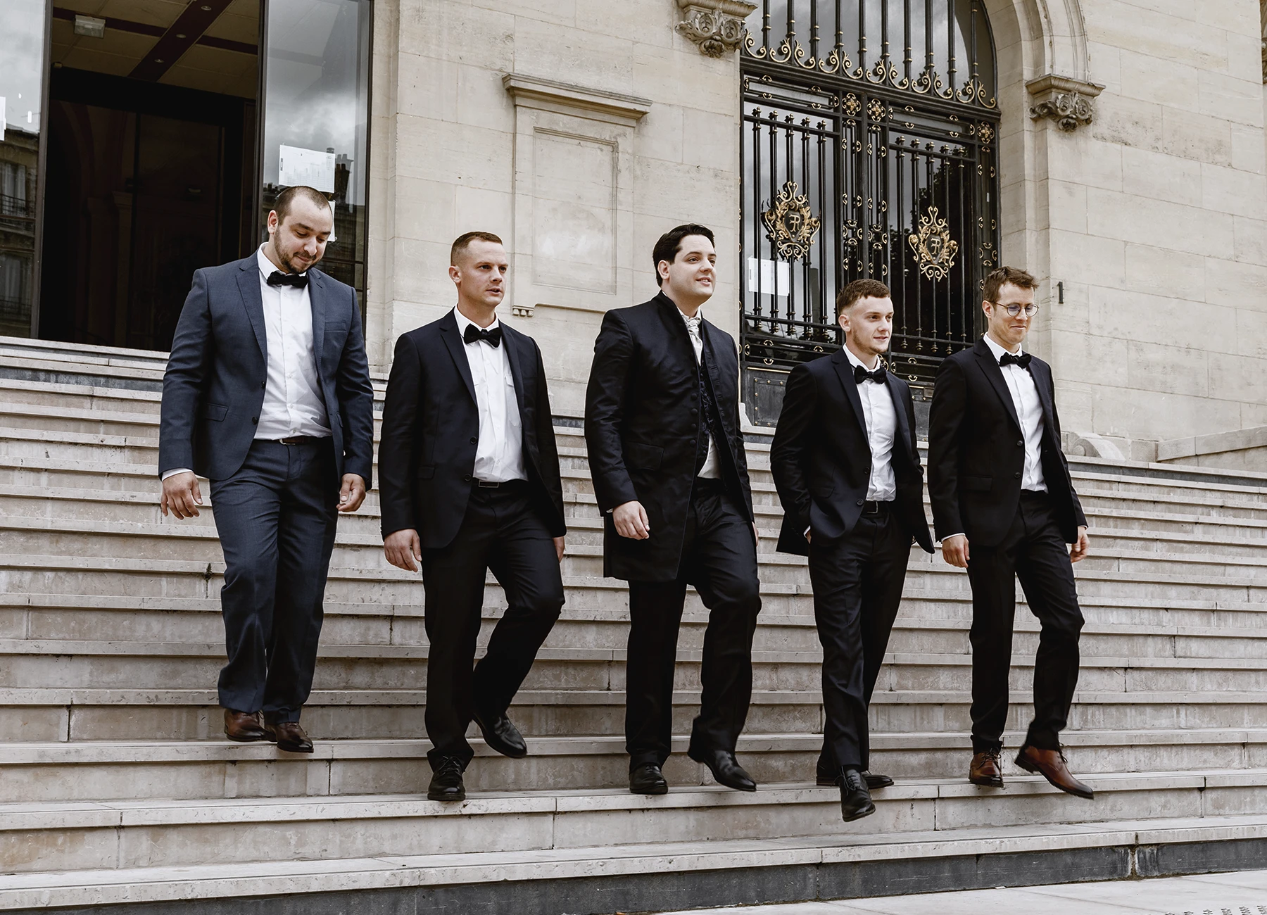 Marié et ses amis descendant les marches de la mairie avant la cérémonie. Photo par Laurène Zabary.