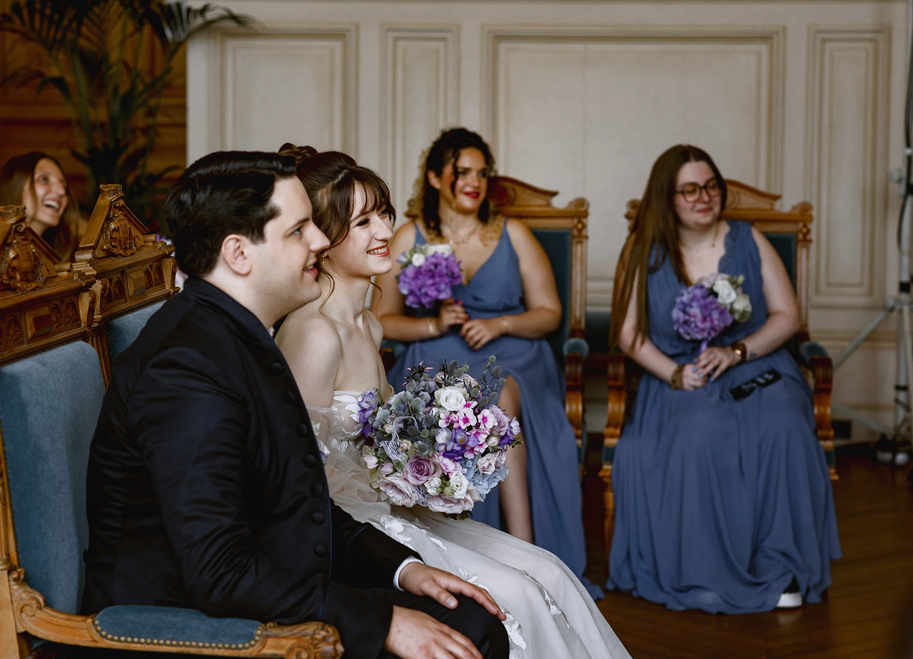 Mariés côte à côte et souriants à la mairie d'Asnières-sur-Seine. Photo par Laurène Zabary.