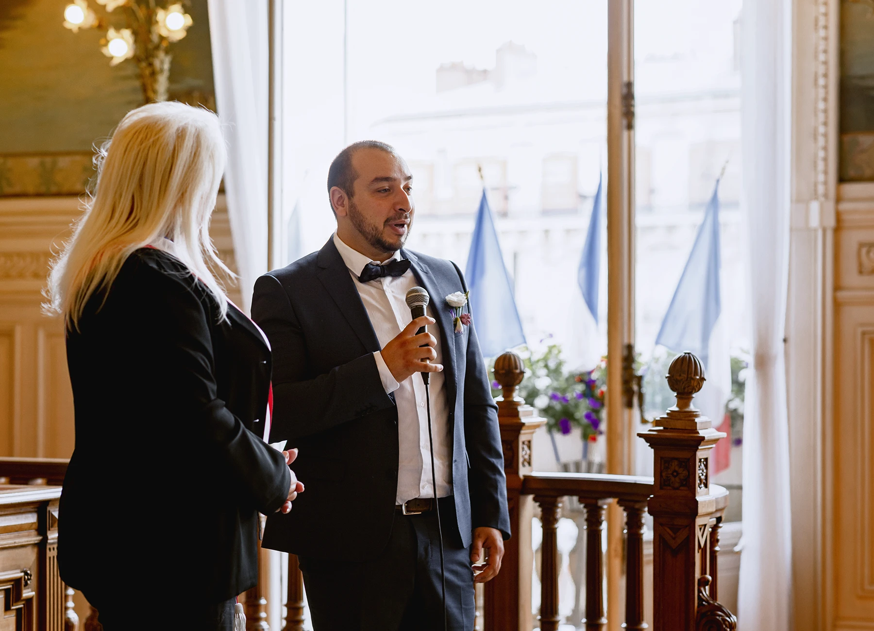 Discours du témoin à la mairie d'Asnières-sur-Seine en contre-jour. Photo par Laurène Zabary.