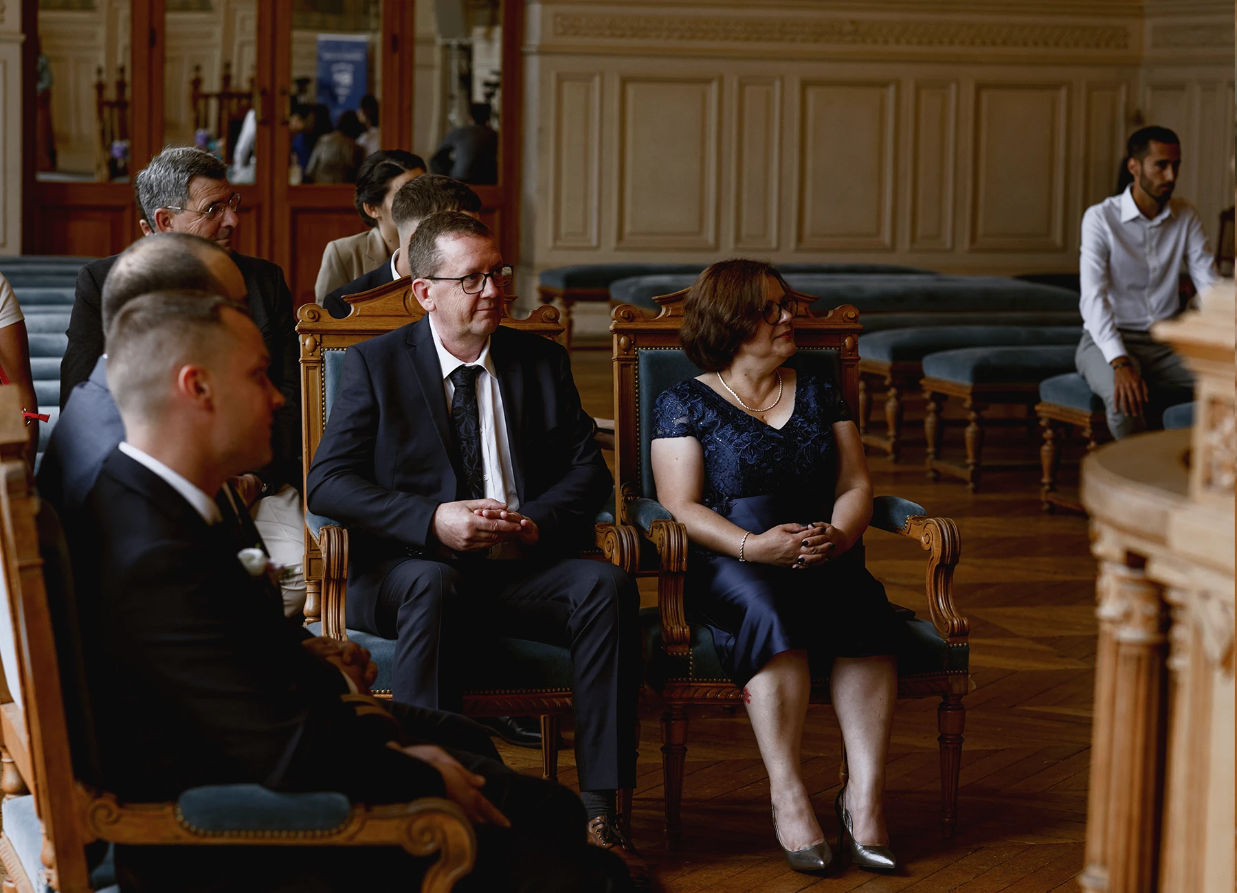 Invités à la mairie avec un focus sur les parents des mariés. Photo par Laurène Zabary.