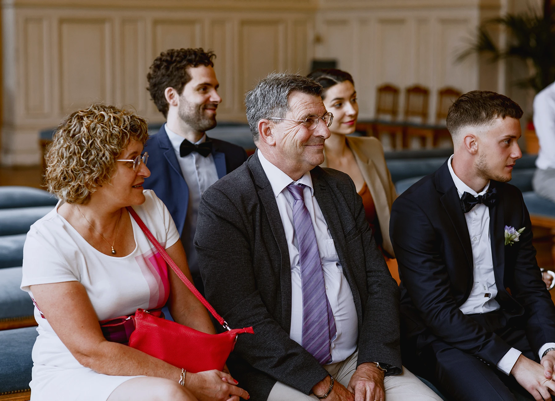 Invités lors de la cérémonie civile à la mairie d'Asnières-sur-Seine. Photo par Laurène Zabary.