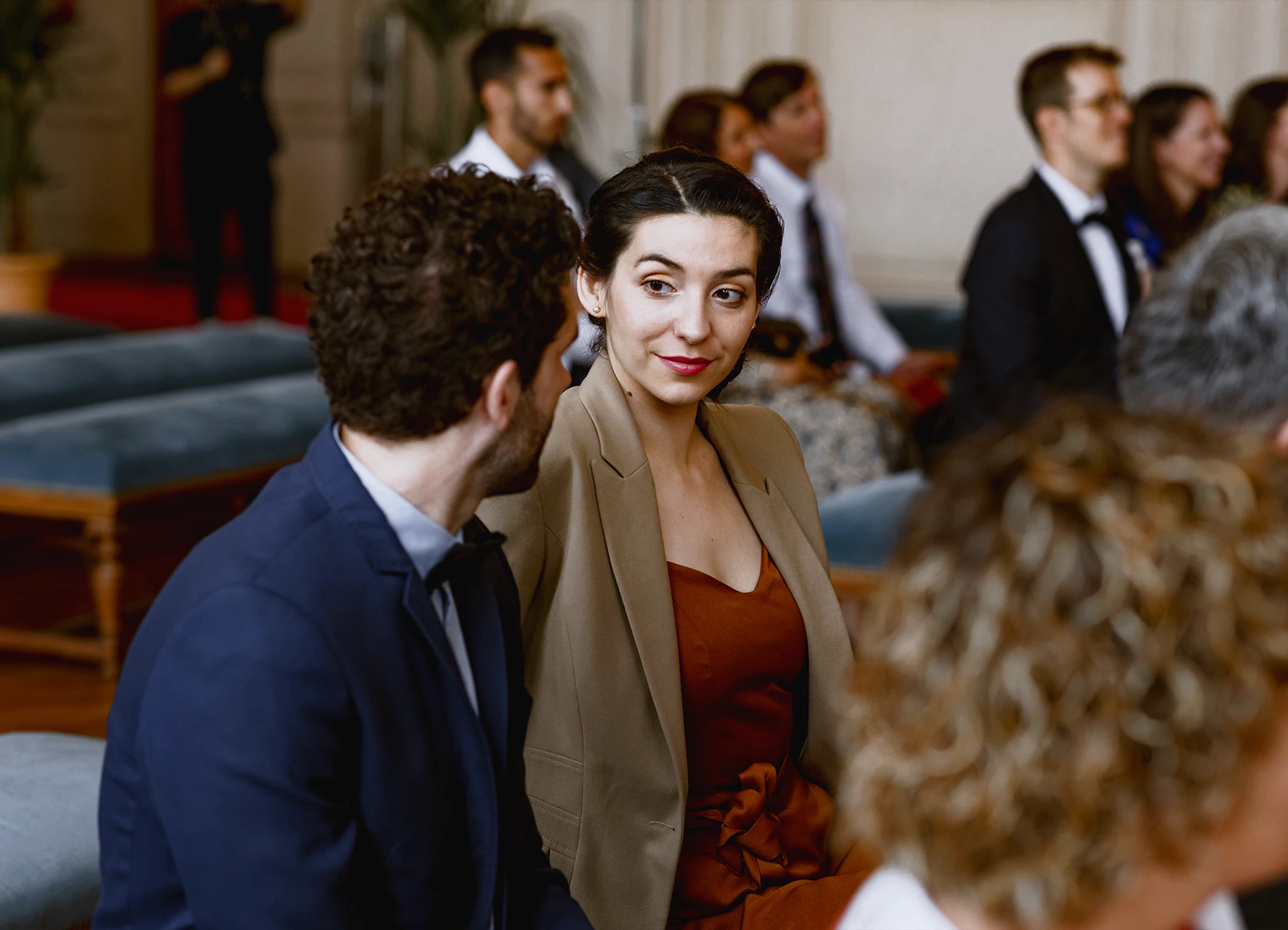 Invités rassemblés à la mairie d'Asnières-sur-Seine pour la cérémonie. Photo par Laurène Zabary.