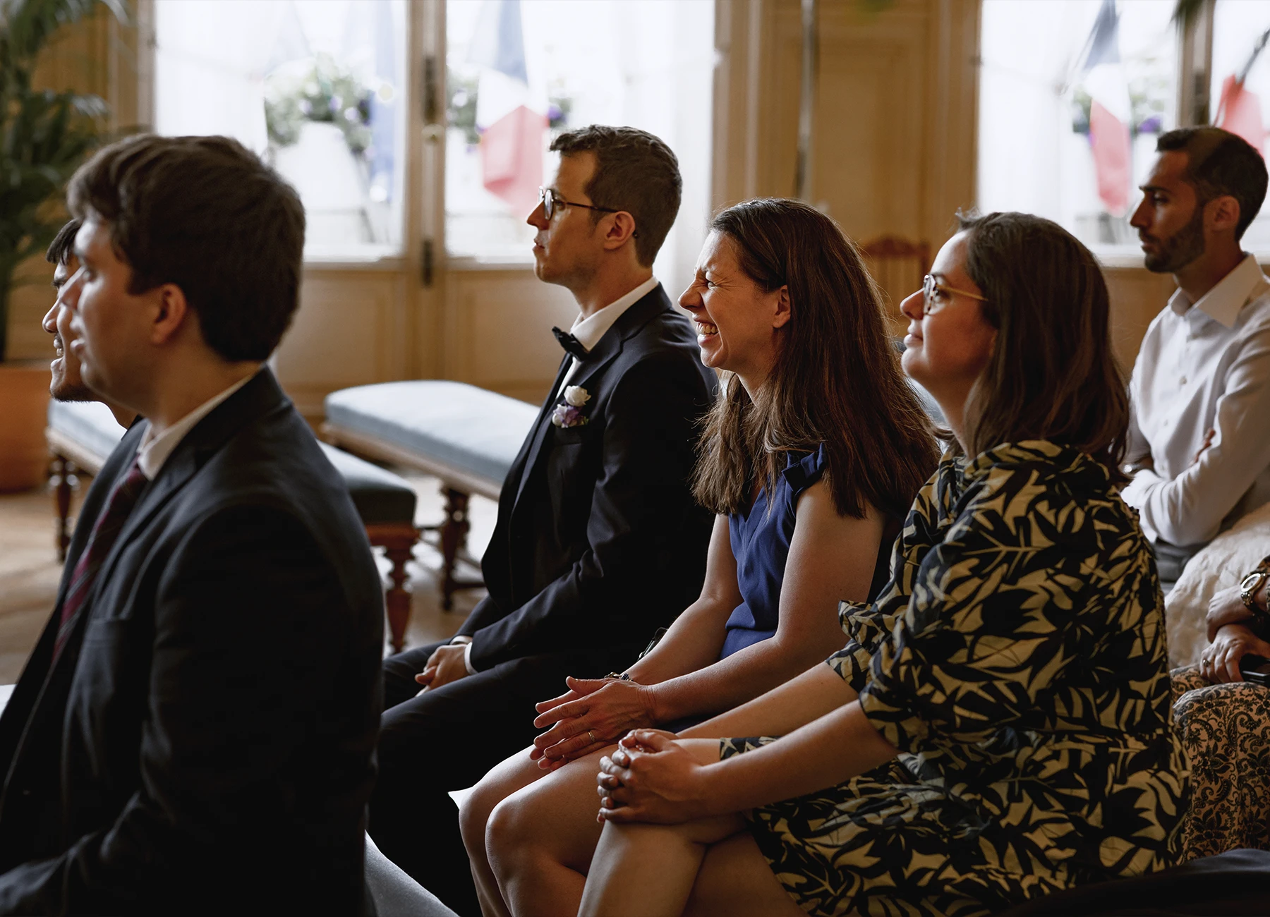 Invités réunis à la mairie pour le mariage à Asnières-sur-Seine. Photo par Laurène Zabary.