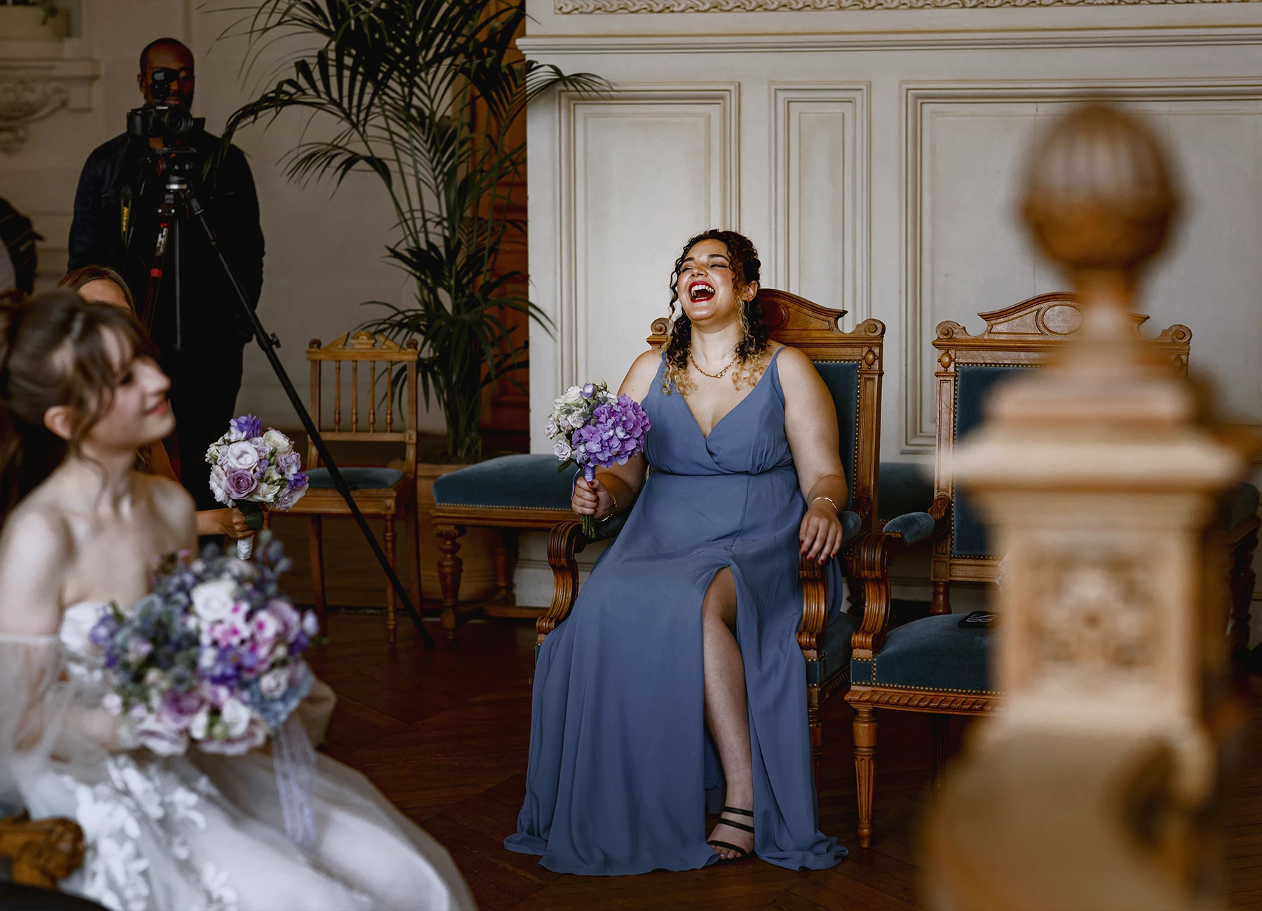Témoin de la mariée riant à la mairie d'Asnières-sur-Seine. Photo par Laurène Zabary.