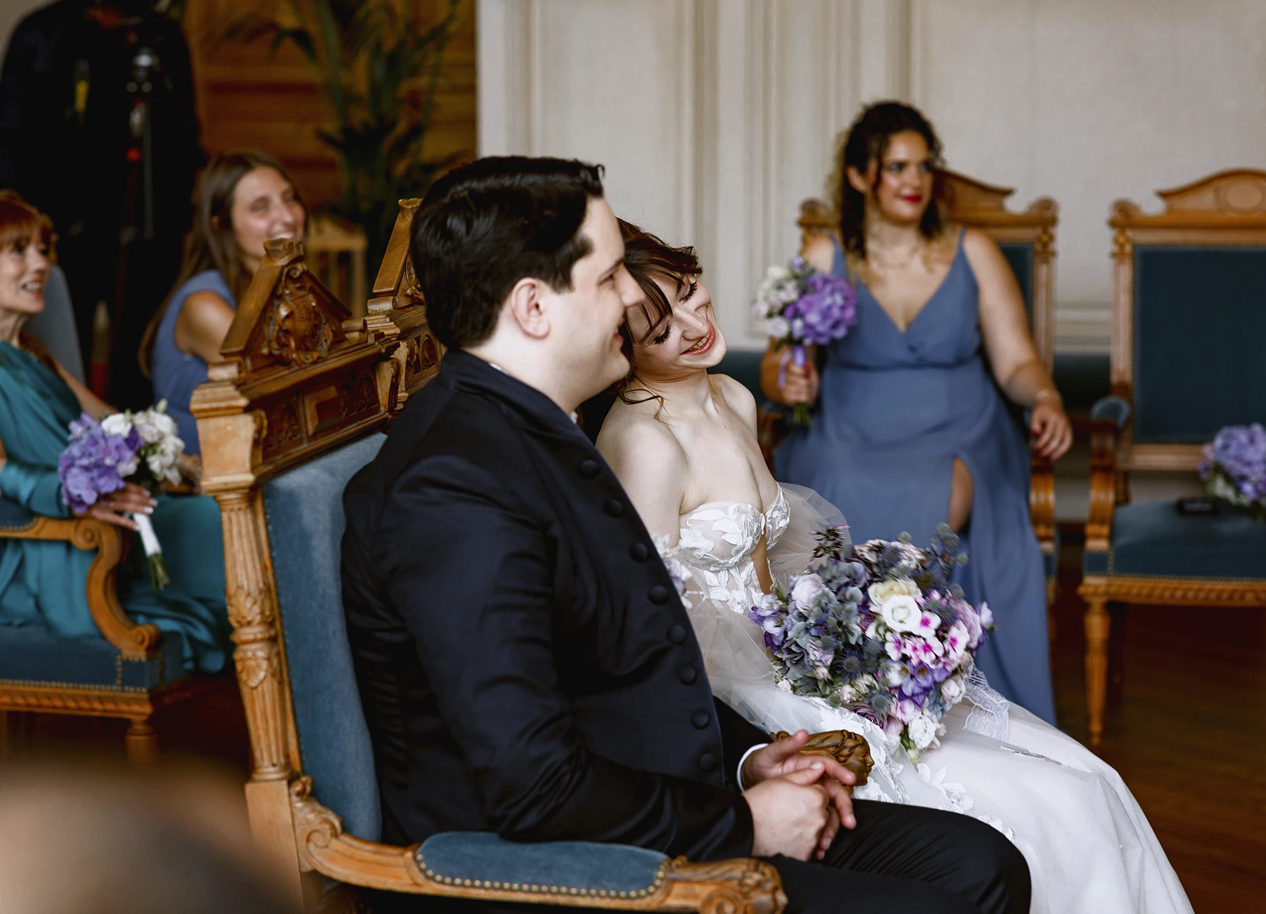 Mariée posant sa tête sur l'épaule du marié à la mairie d'Asnières-sur-Seine. Photo par Laurène Zabary.