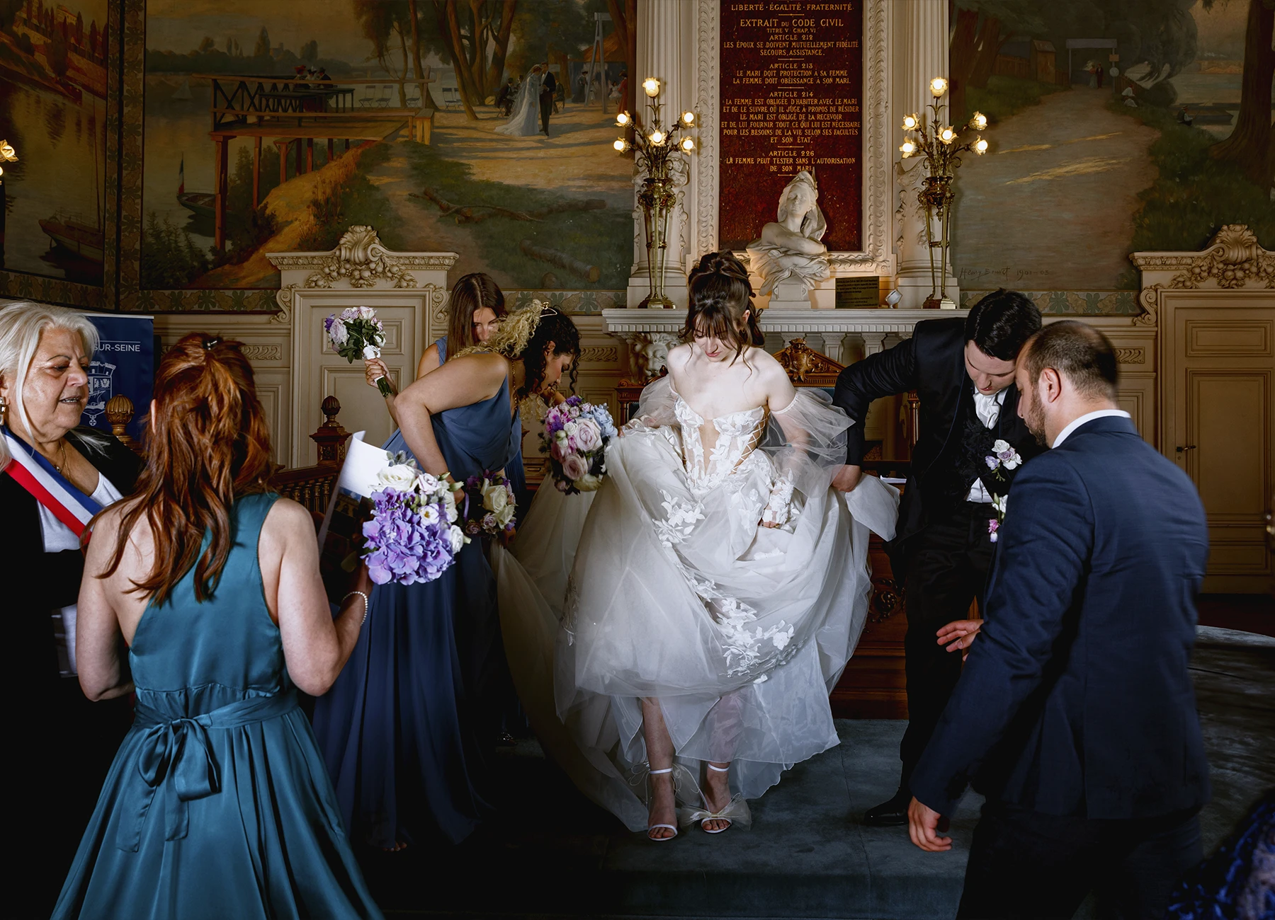 Marié et témoin aidant la mariée à se déplacer avec sa robe à la mairie d'Asnières-sur-Seine. Photo par Laurène Zabary.