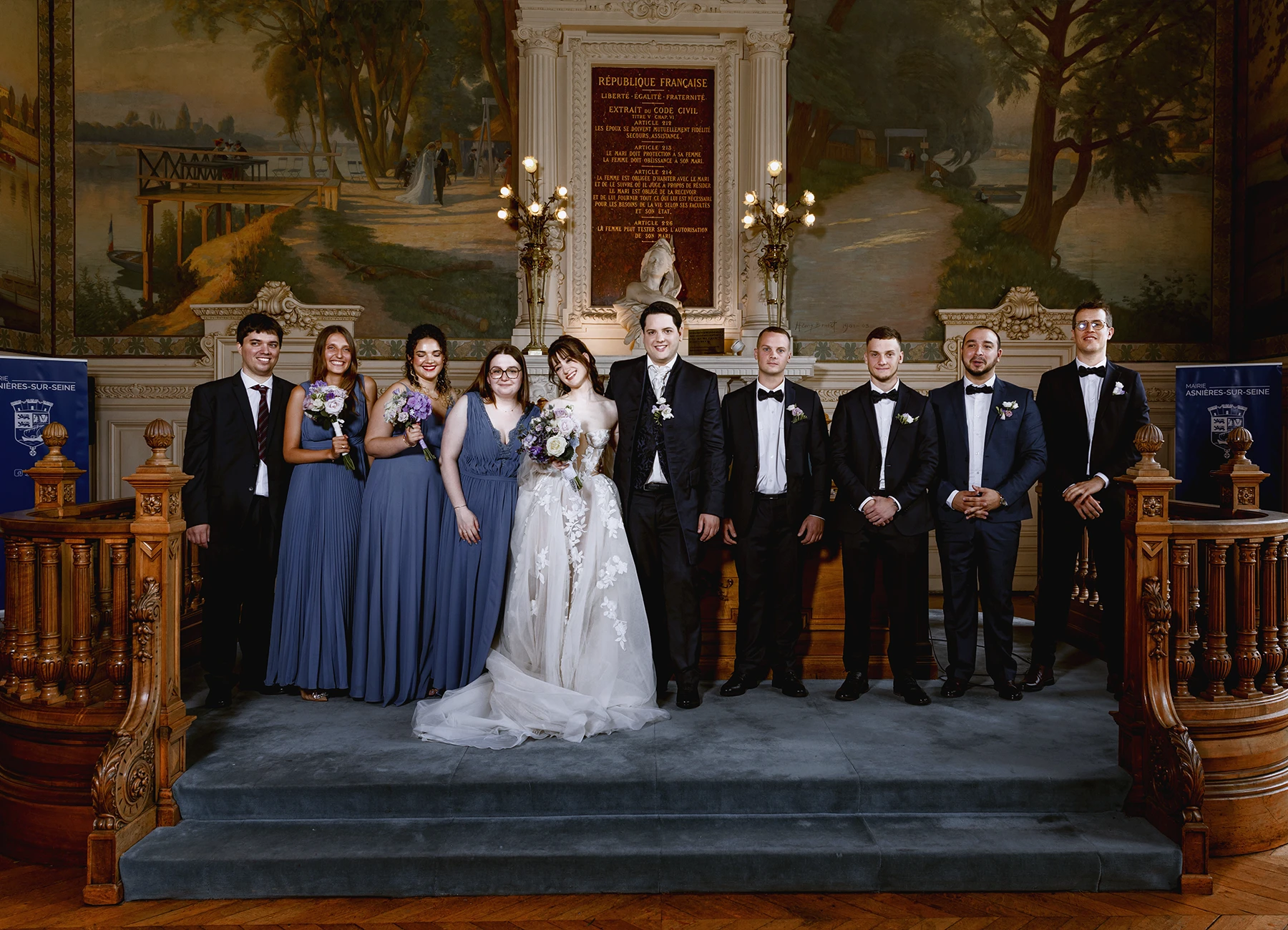 Photo de groupe des mariés, témoins et amis à la mairie d'Asnières-sur-Seine. Photo par Laurène Zabary.