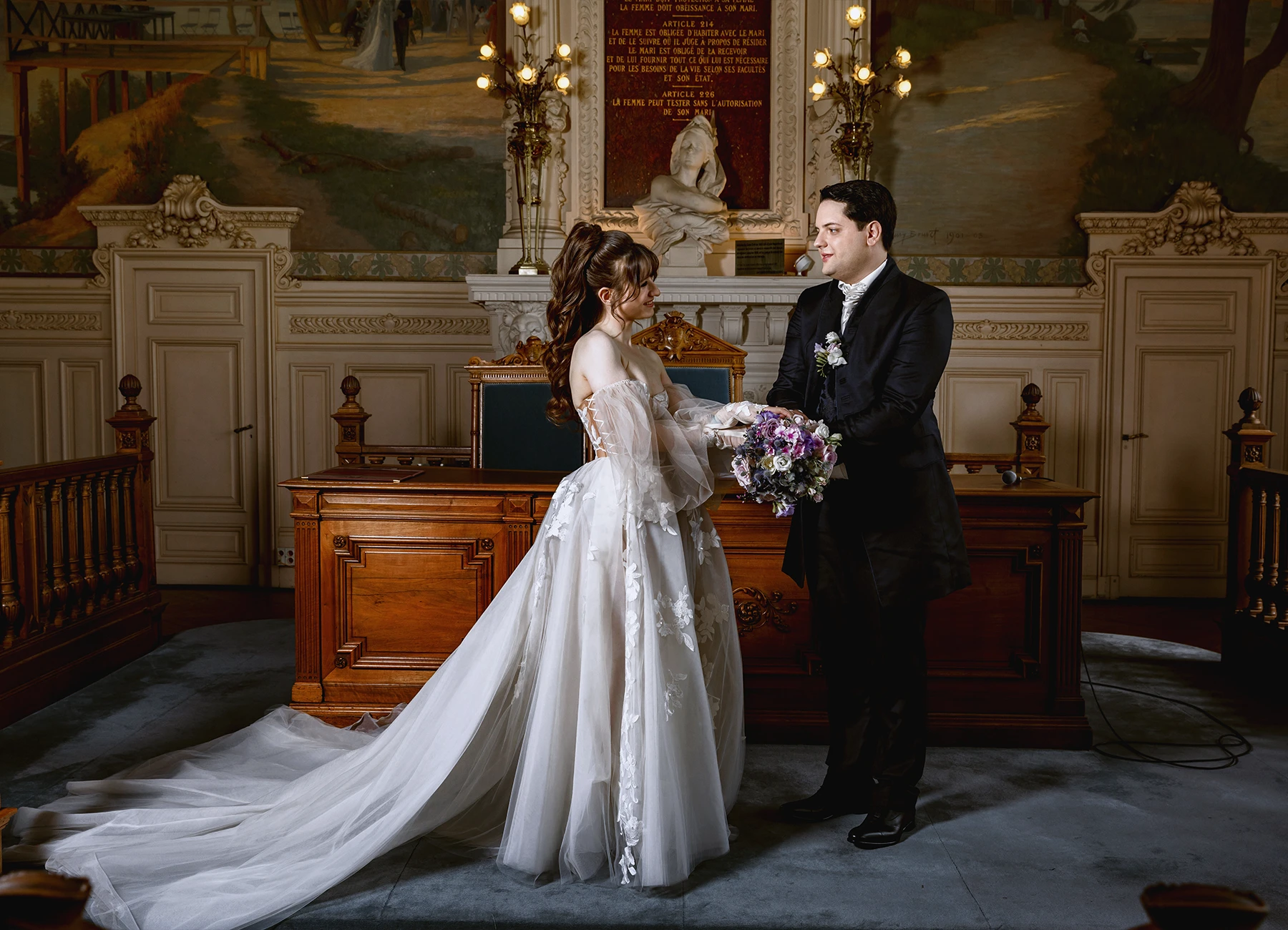 Mariés se faisant face à la mairie d'Asnières-sur-Seine. Photo par Laurène Zabary.