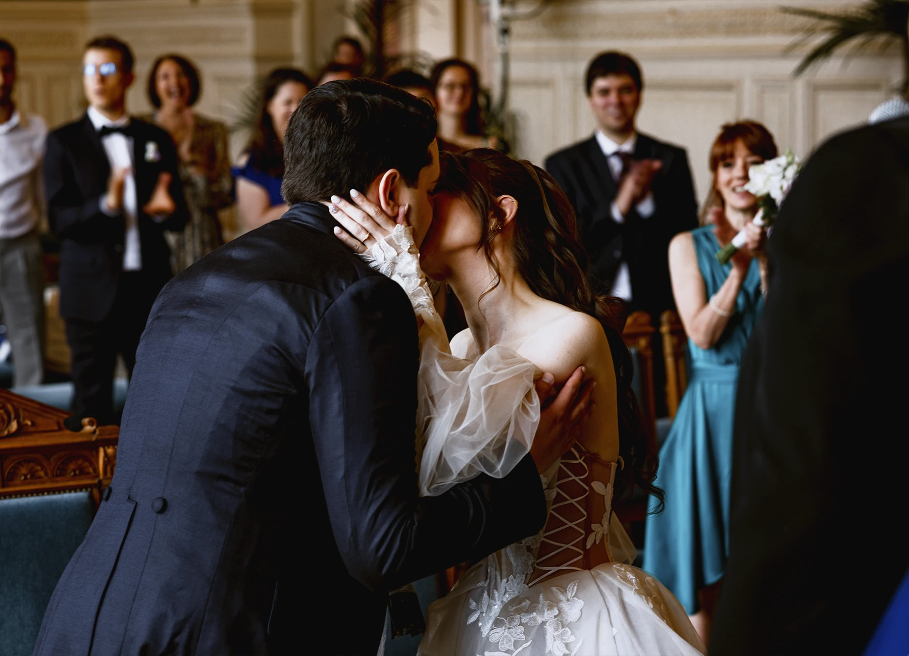 Les mariés s'embrassent à la mairie d'Asnières-sur-Seine. Photo par Laurène Zabary.