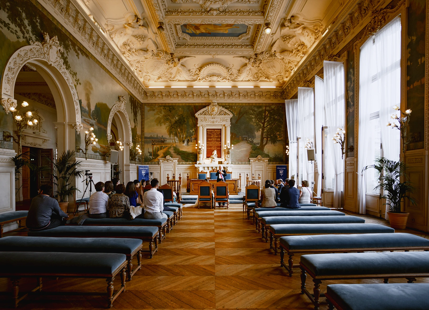 Plan large de la salle des mariages à la mairie d'Asnières-sur-Seine. Photo par Laurène Zabary.