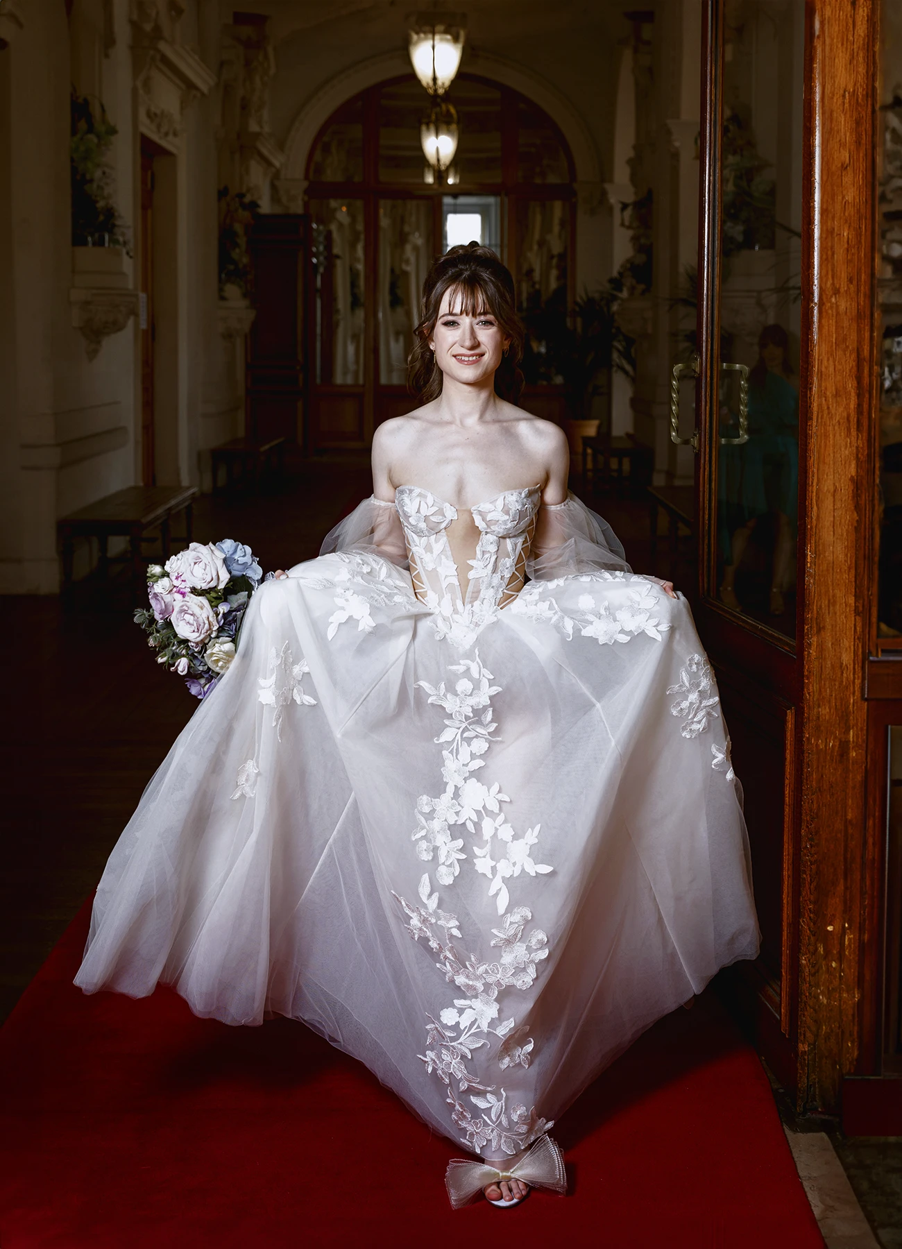 Mariée seule en robe blanche avec un bouquet à la mairie d'Asnières-sur-Seine. Photo par Laurène Zabary.