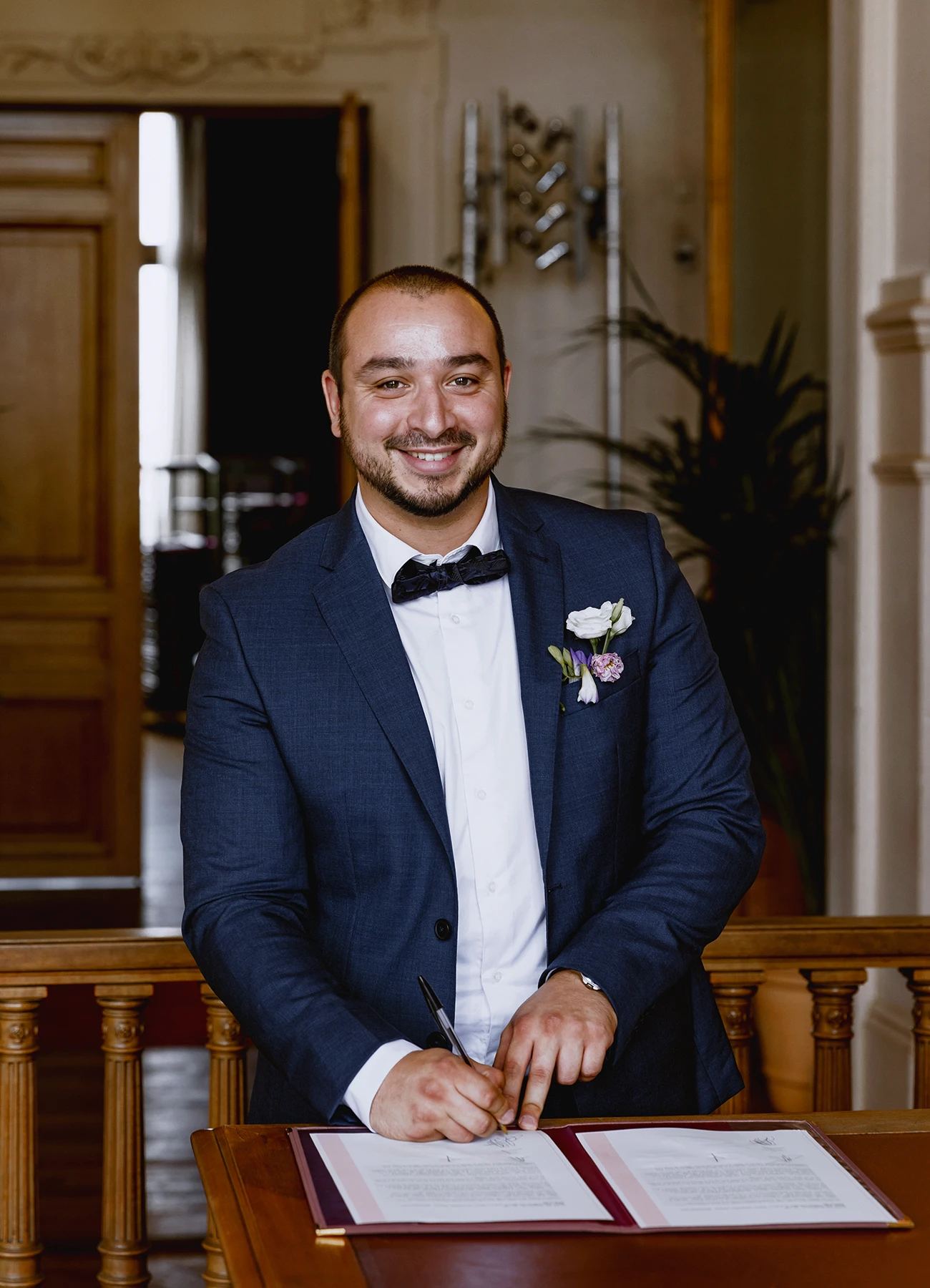 Portrait d'un témoin des mariés après la signature de l'acte de mariage. Photo par Laurène Zabary.