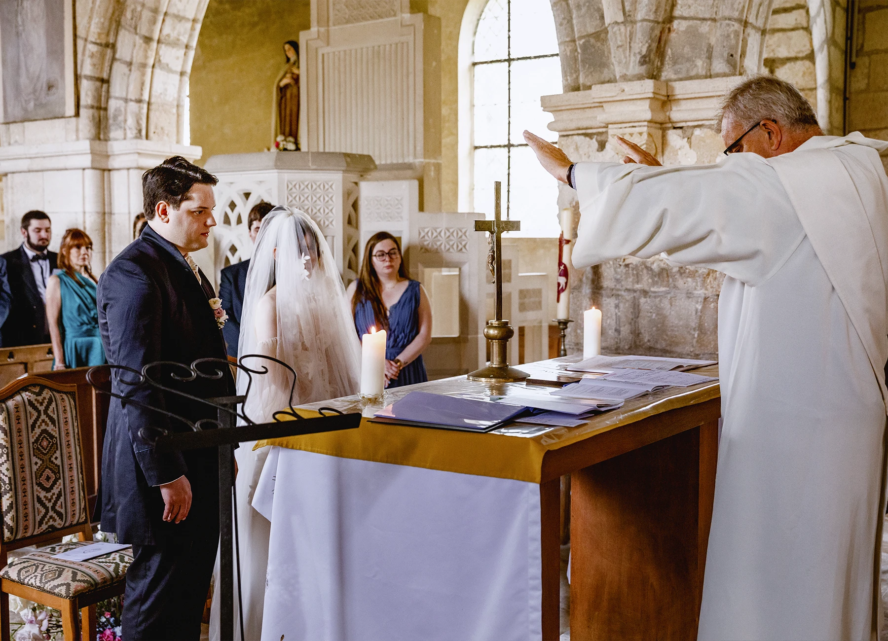 Mariés face au prêtre lors de la bénédiction à l'église de Quesmy. Photo par Laurène Zabary.
