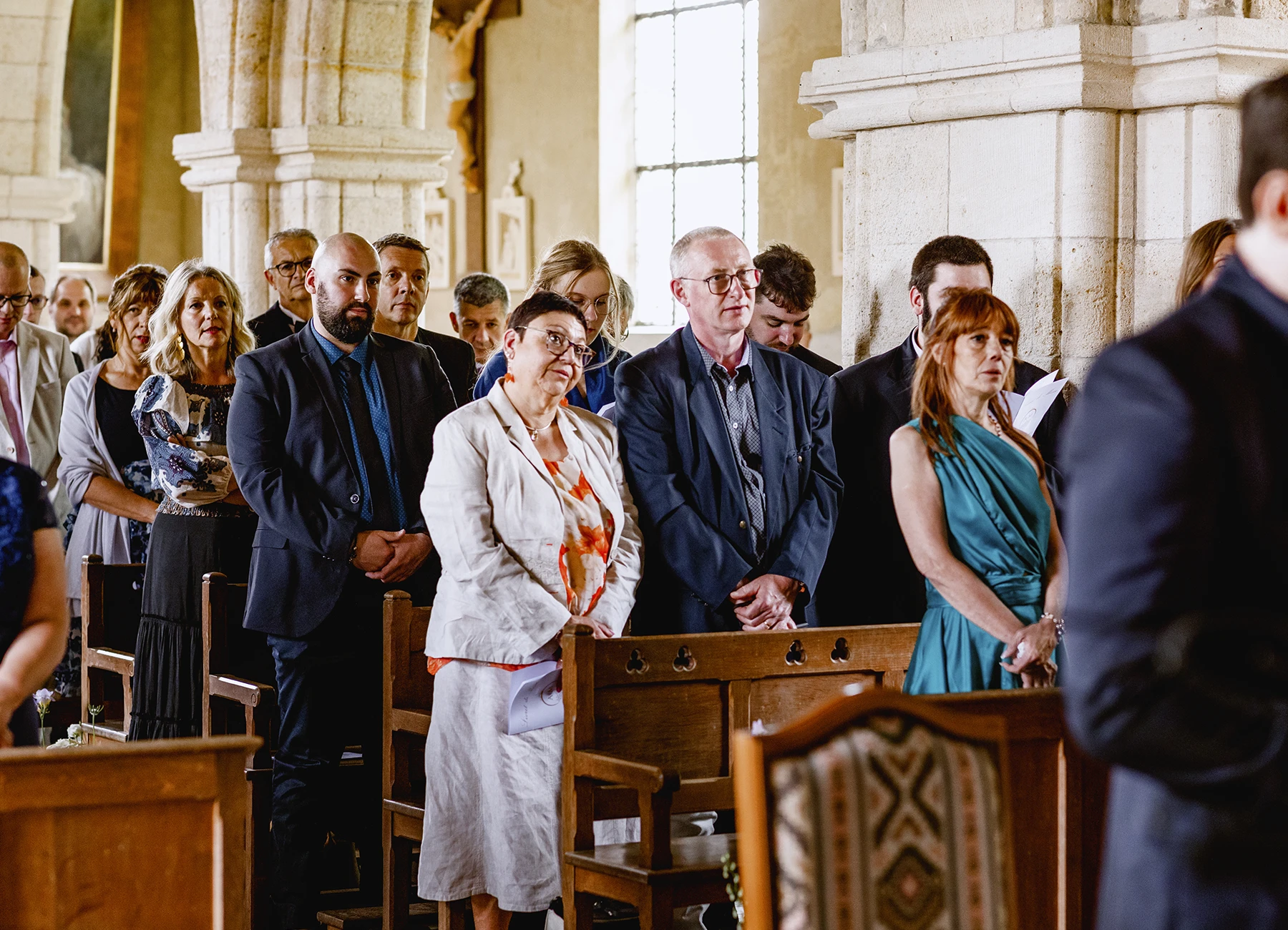 Invités assistant à la cérémonie religieuse à l'église de Quesmy. Photo par Laurène Zabary.