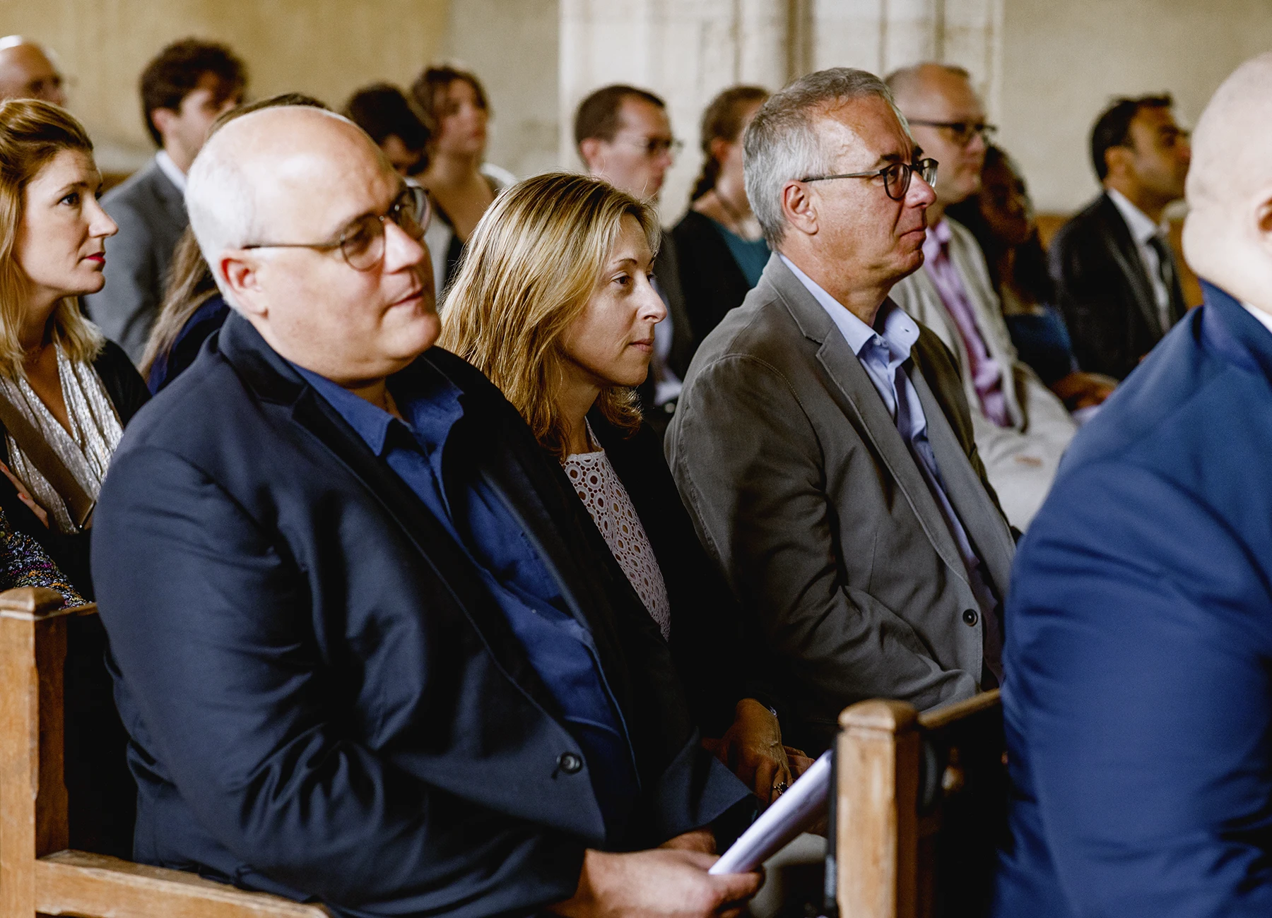 Invités assistant à la cérémonie religieuse à l'église de Quesmy. Photo par Laurène Zabary.