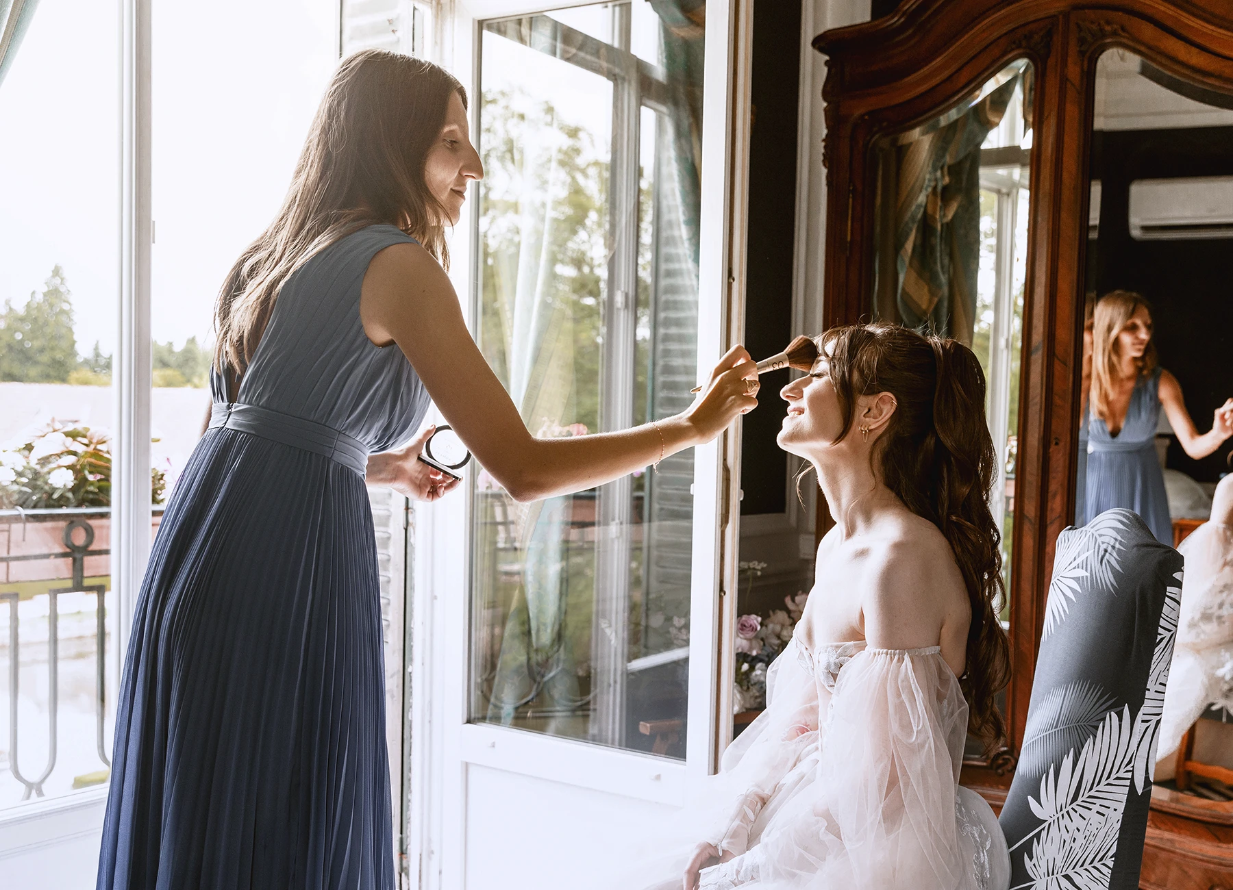 Mariée se faisant maquiller dans la chambre du château avant la cérémonie. Photo par Laurène Zabary.