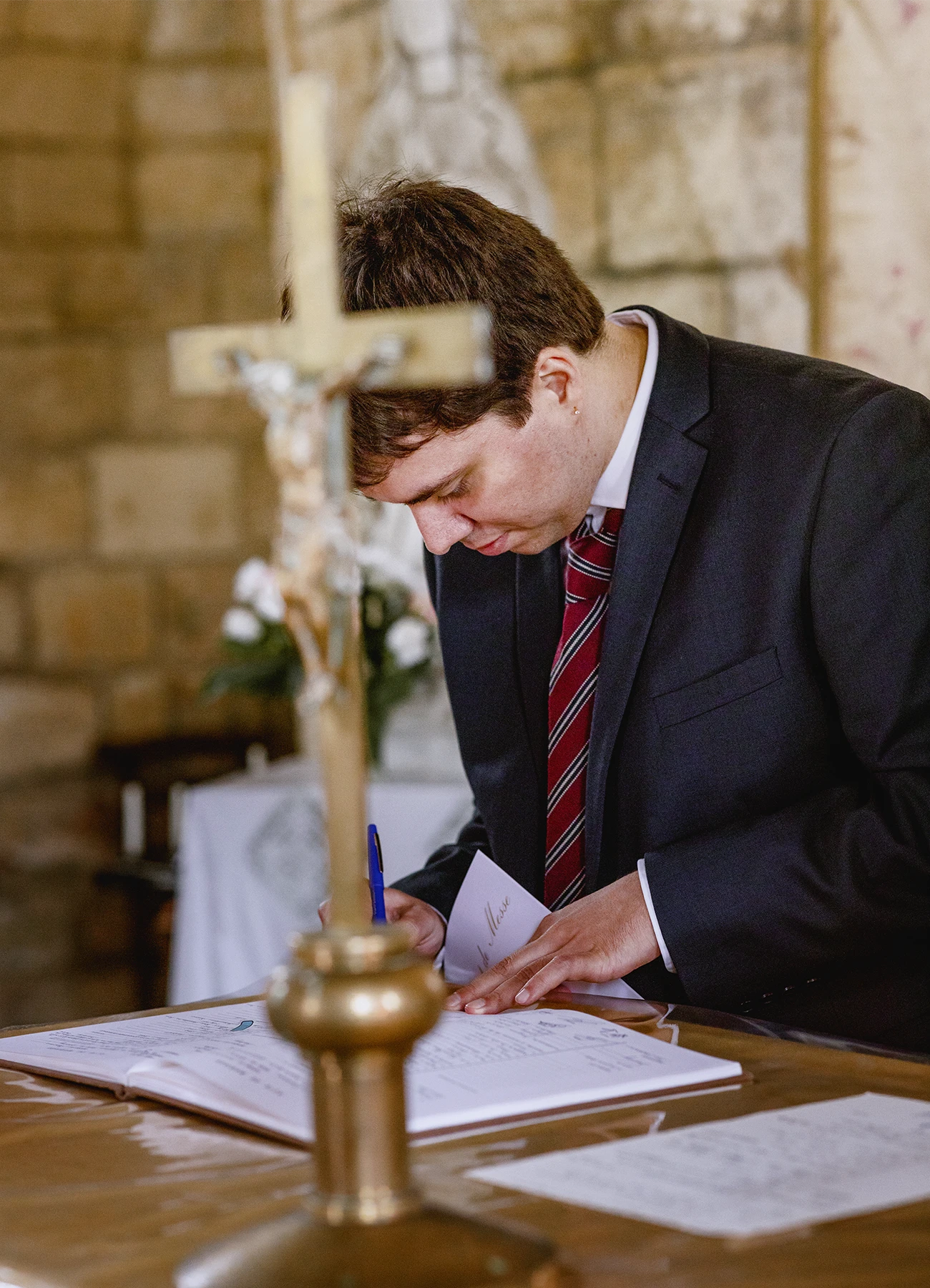 Témoin signant l'acte de mariage à l'église de Quesmy. Photo par Laurène Zabary.
