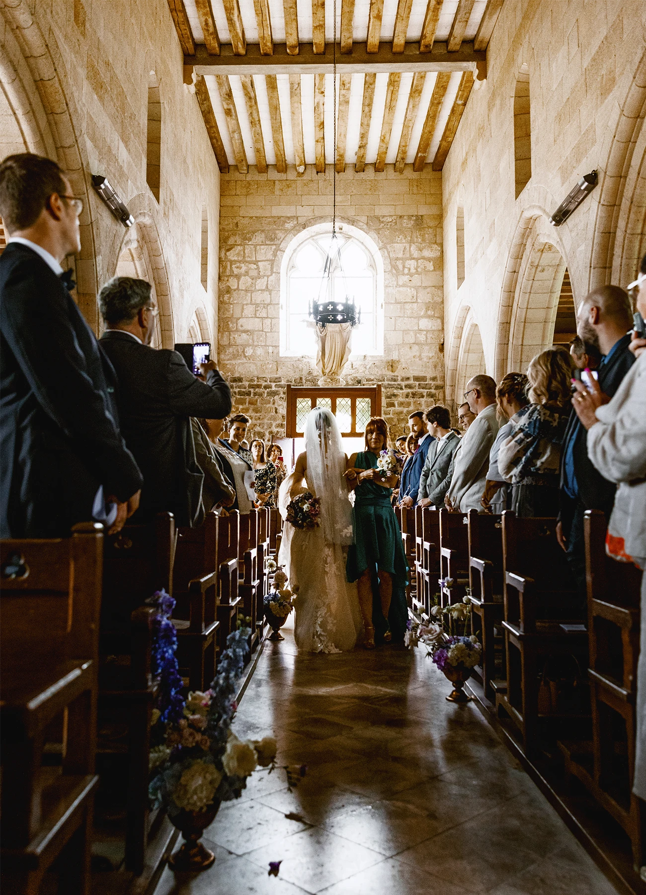 Entrée de la mariée dans l'église de Quesmy, photo à contre-jour. Photo par Laurène Zabary.