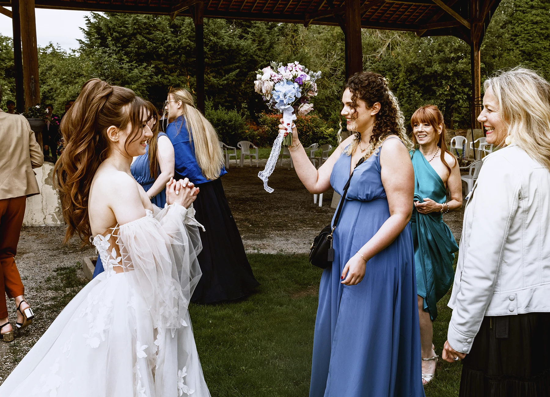 Invités profitant du vin d'honneur