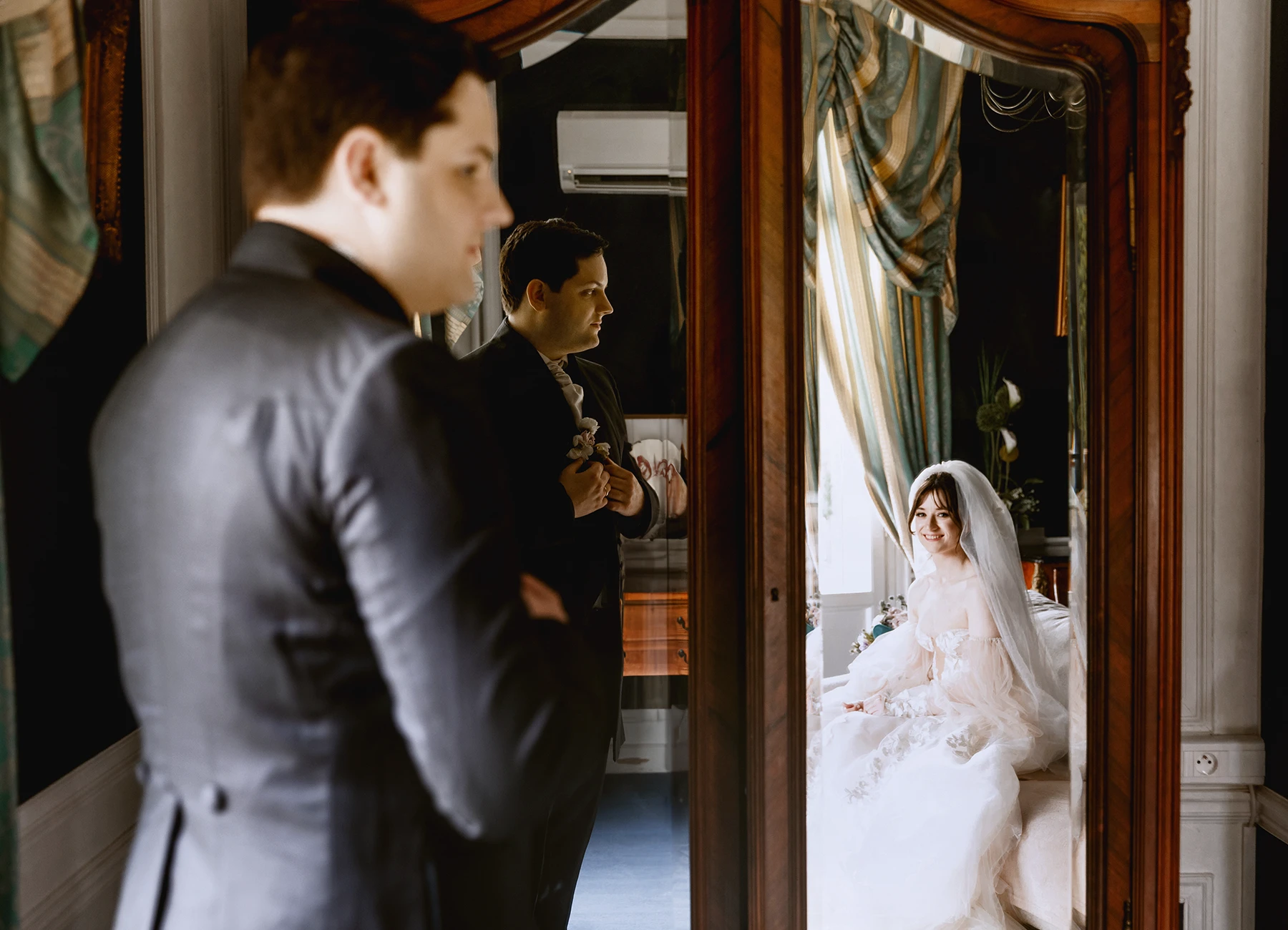 Reflets du marié et de la mariée dans un miroir lors des préparatifs. Photo par Laurène Zabary.