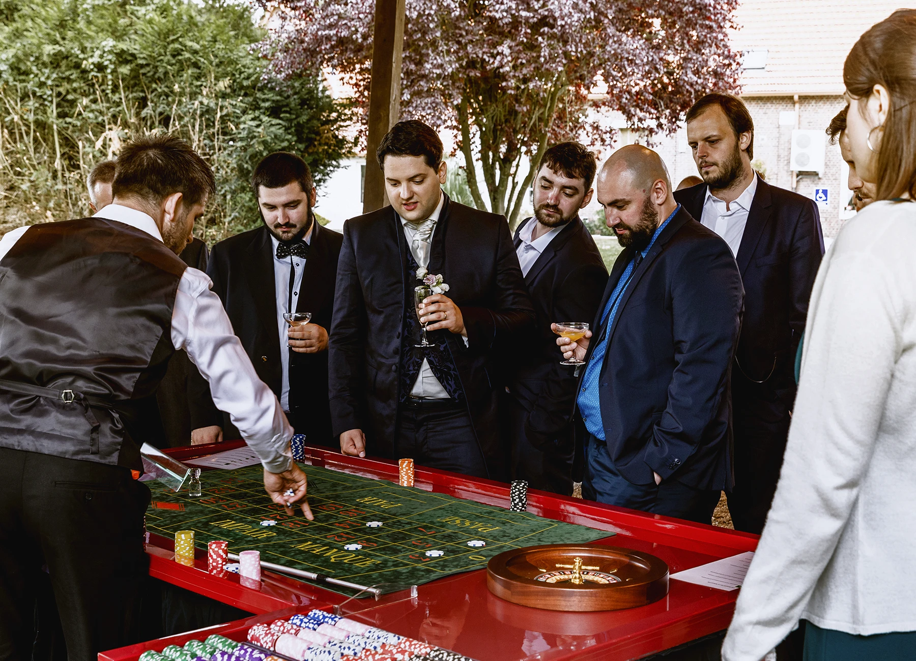 Marié et amis jouant à la roulette au vin d'honneur
