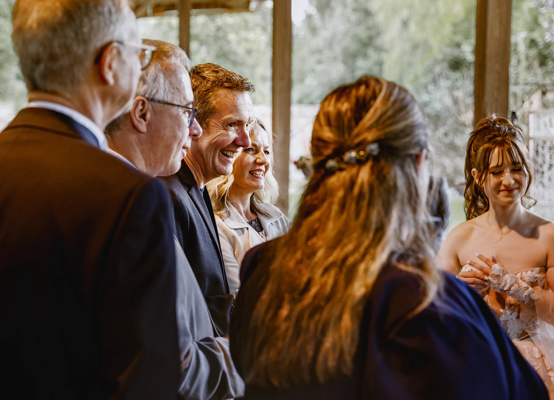 Invités discutant et profitant du vin d'honneur
