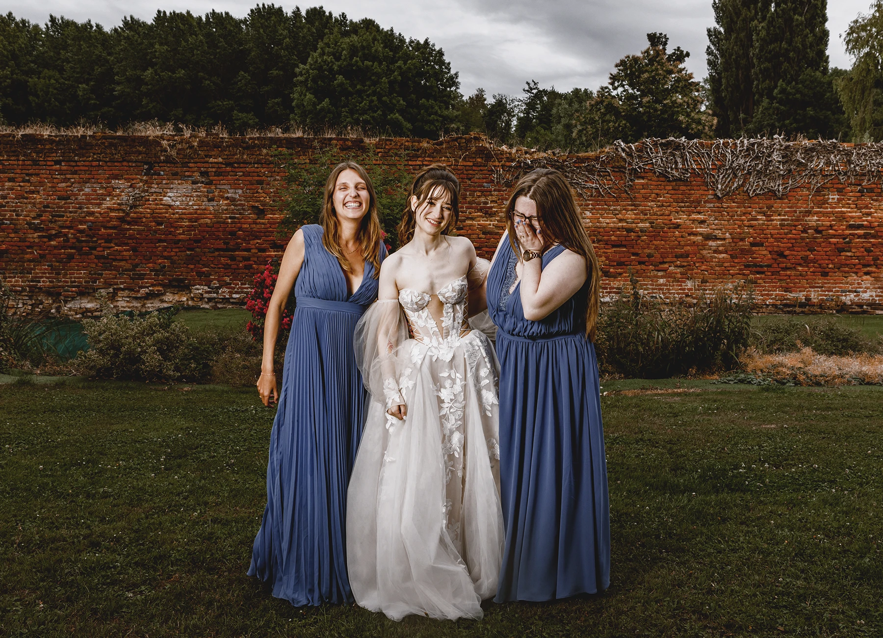 Mariée avec ses demoiselles d'honneur en robes bleues à Quesmy, photo de groupe par Laurène Zabary