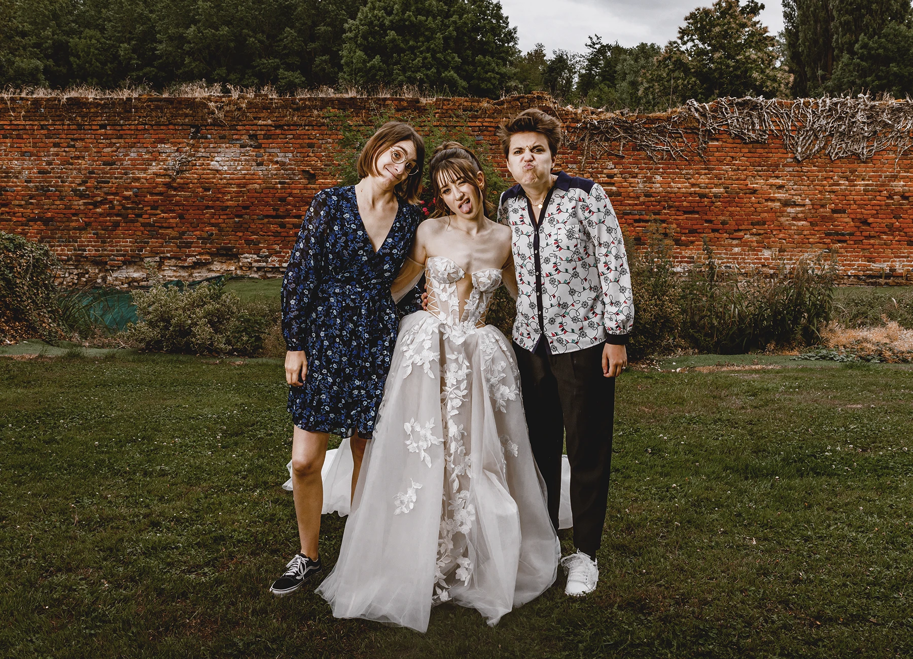 Mariée et ses amies faisant des grimaces lors du mariage à Quesmy, photographie de Laurène Zabary