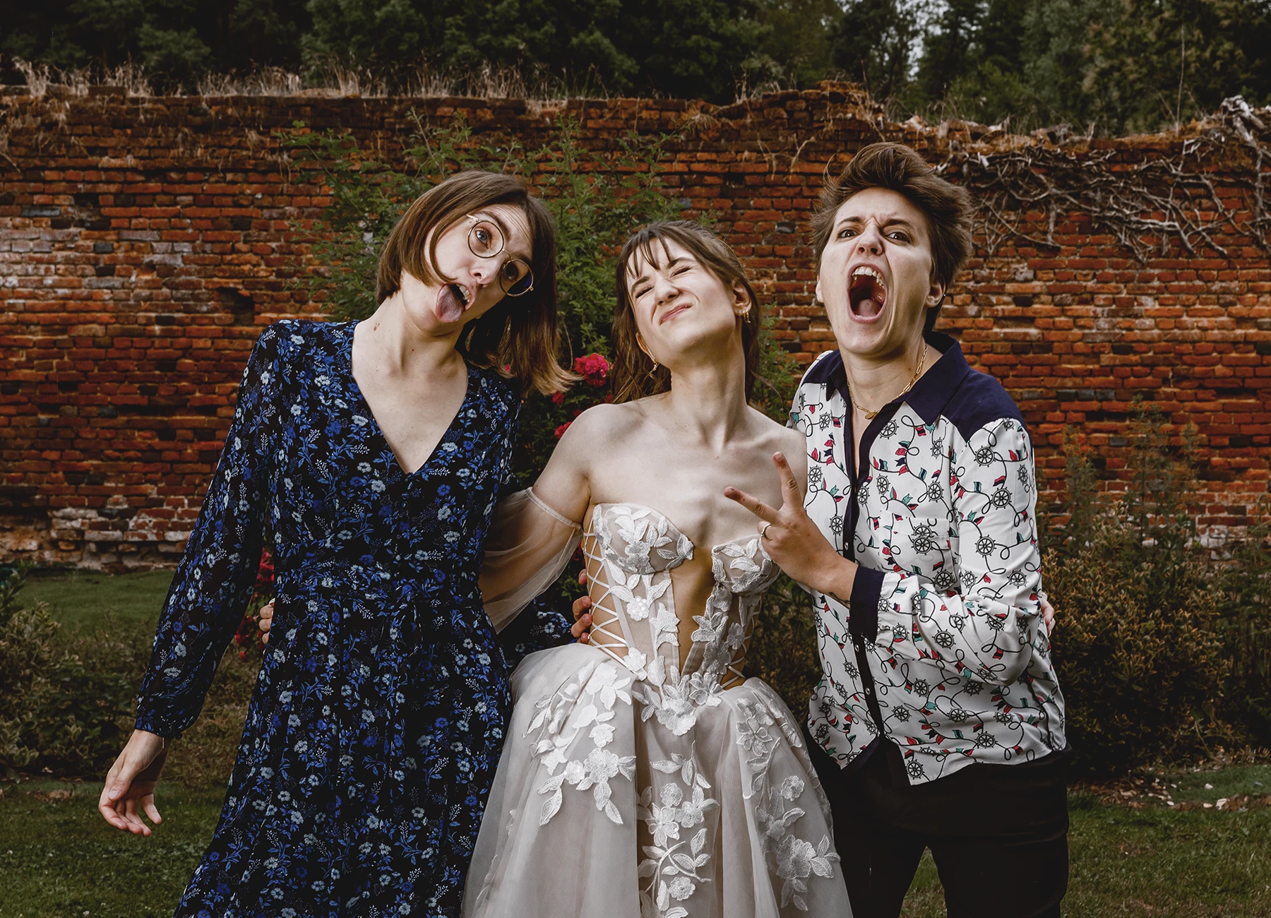 Amies de la mariée faisant des grimaces avec elle lors du mariage à Quesmy, photo de Laurène Zabary