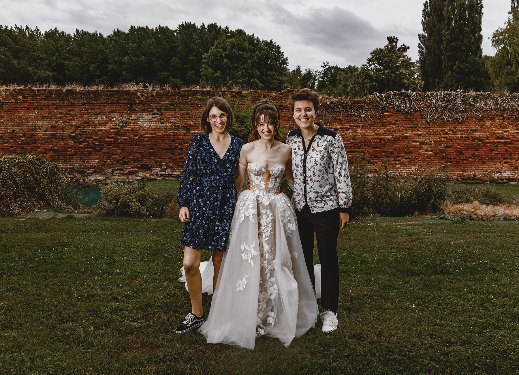 Mariée avec deux amies lors du mariage à Quesmy, photographie de groupe par Laurène Zabary