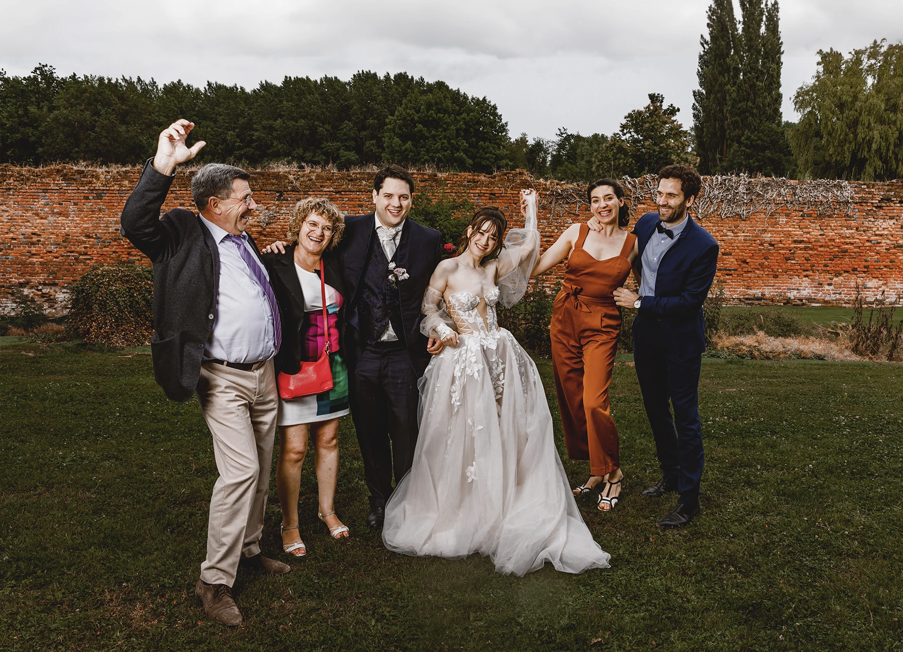 Photo de groupe des mariés avec des invités lors du mariage à Quesmy, photo par Laurène Zabary
