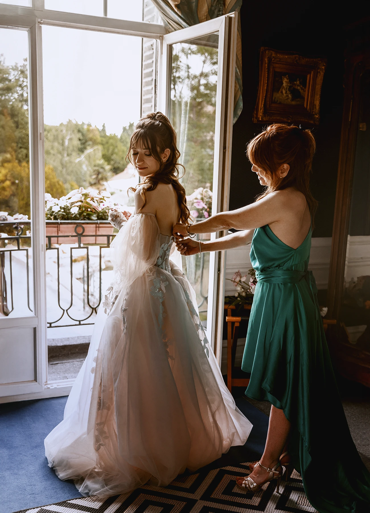 Mère de la mariée ajustant le corset dans la chambre du château de Quesmy. Photo par Laurène Zabary.
