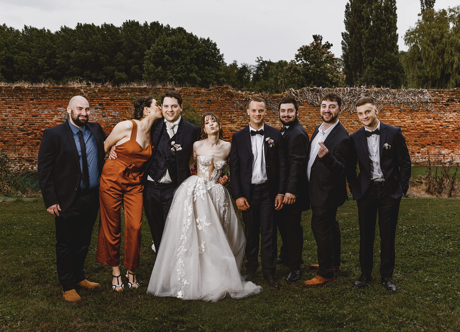 Photo de groupe des mariés avec des invités lors du mariage à Quesmy, photo par Laurène Zabary