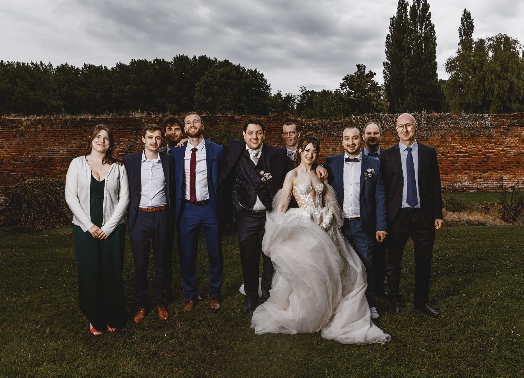 Photo de groupe des mariés avec des invités lors du mariage à Quesmy, photo par Laurène Zabary