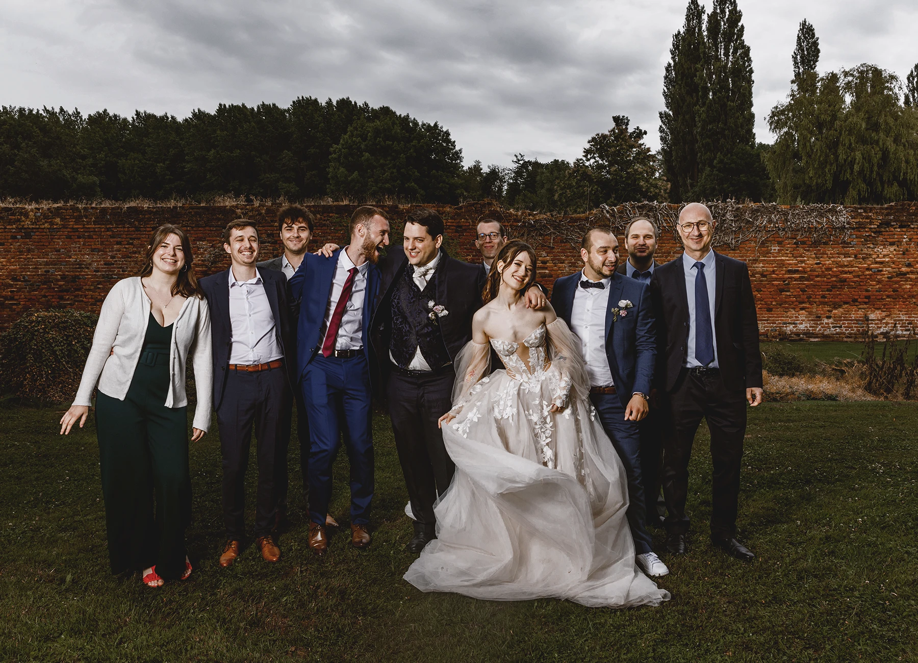 Photo de groupe des mariés avec des invités lors du mariage à Quesmy, photo par Laurène Zabary