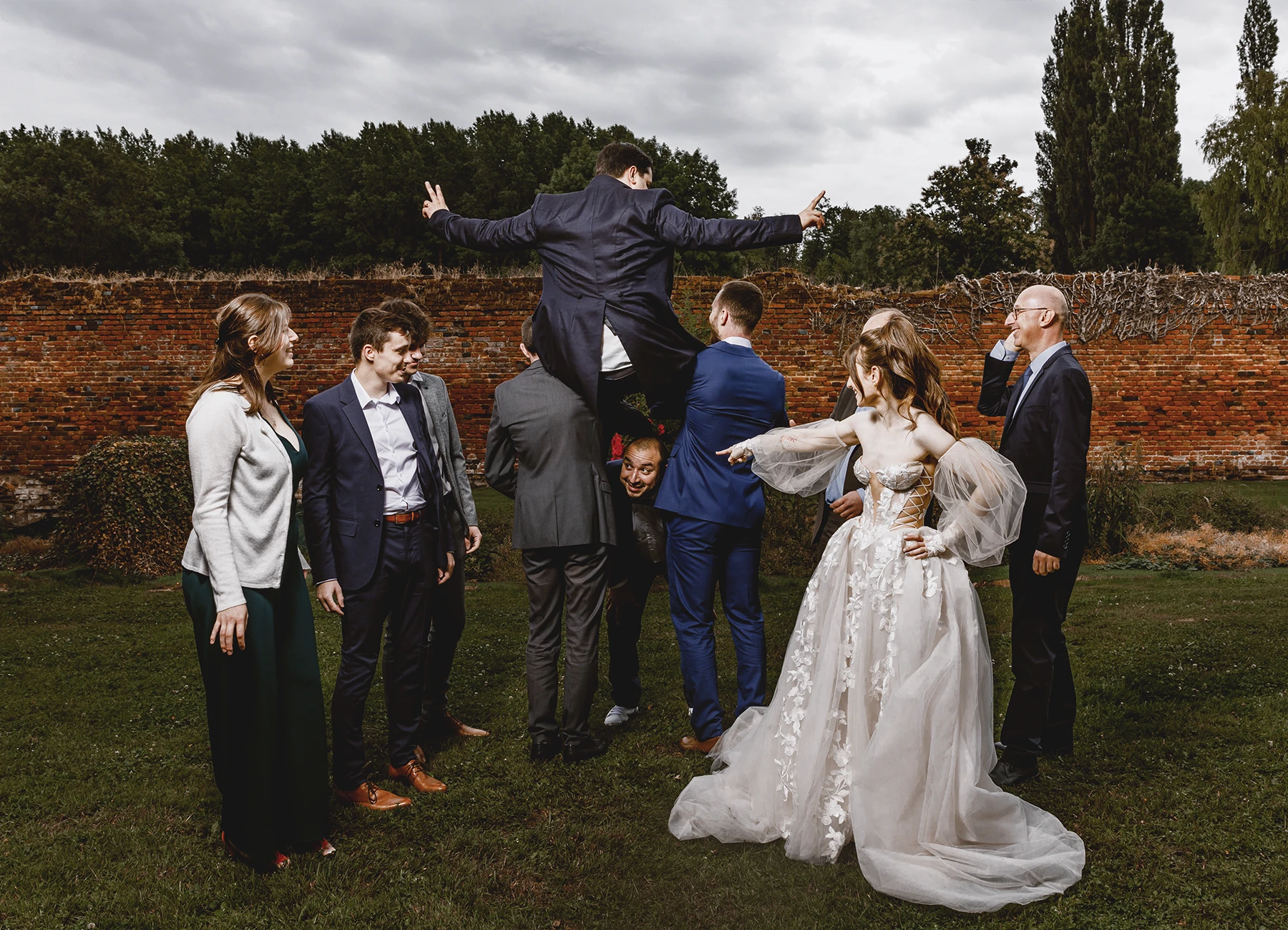 Photo backstage humoristique entre deux séances de groupe lors du mariage à Quesmy, photo par Laurène Zabary