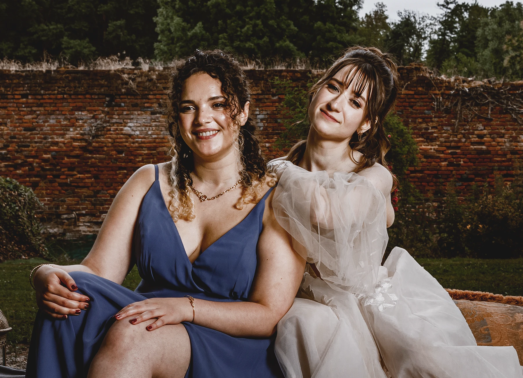Mariée avec une de ses demoiselles d'honneur en robe bleue à Quesmy, photo de mariage par Laurène Zabary