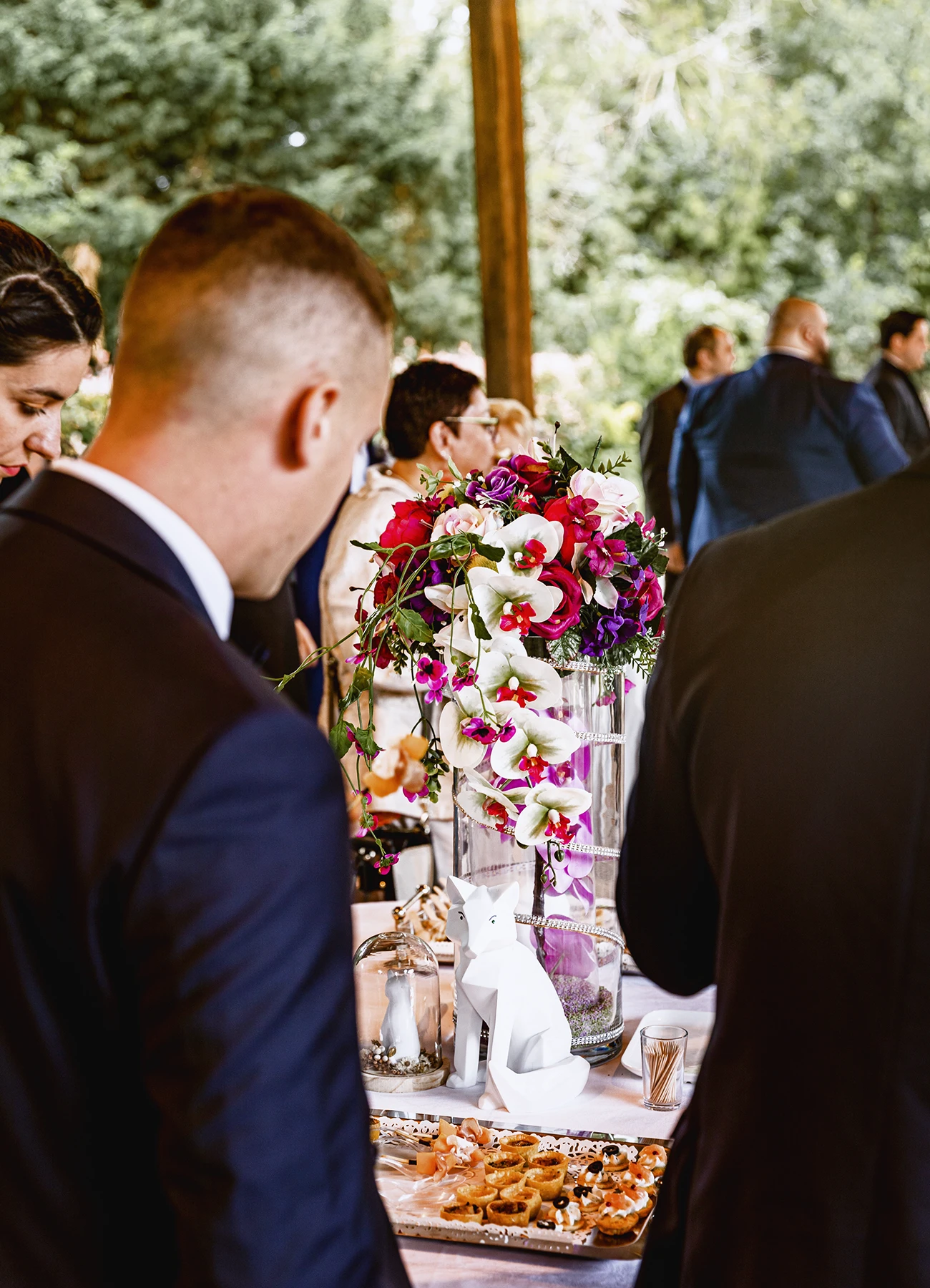 Table décorée de fleurs pour le vin d'honneur à Quesmy, photographie de mariage par Laurène Zabary