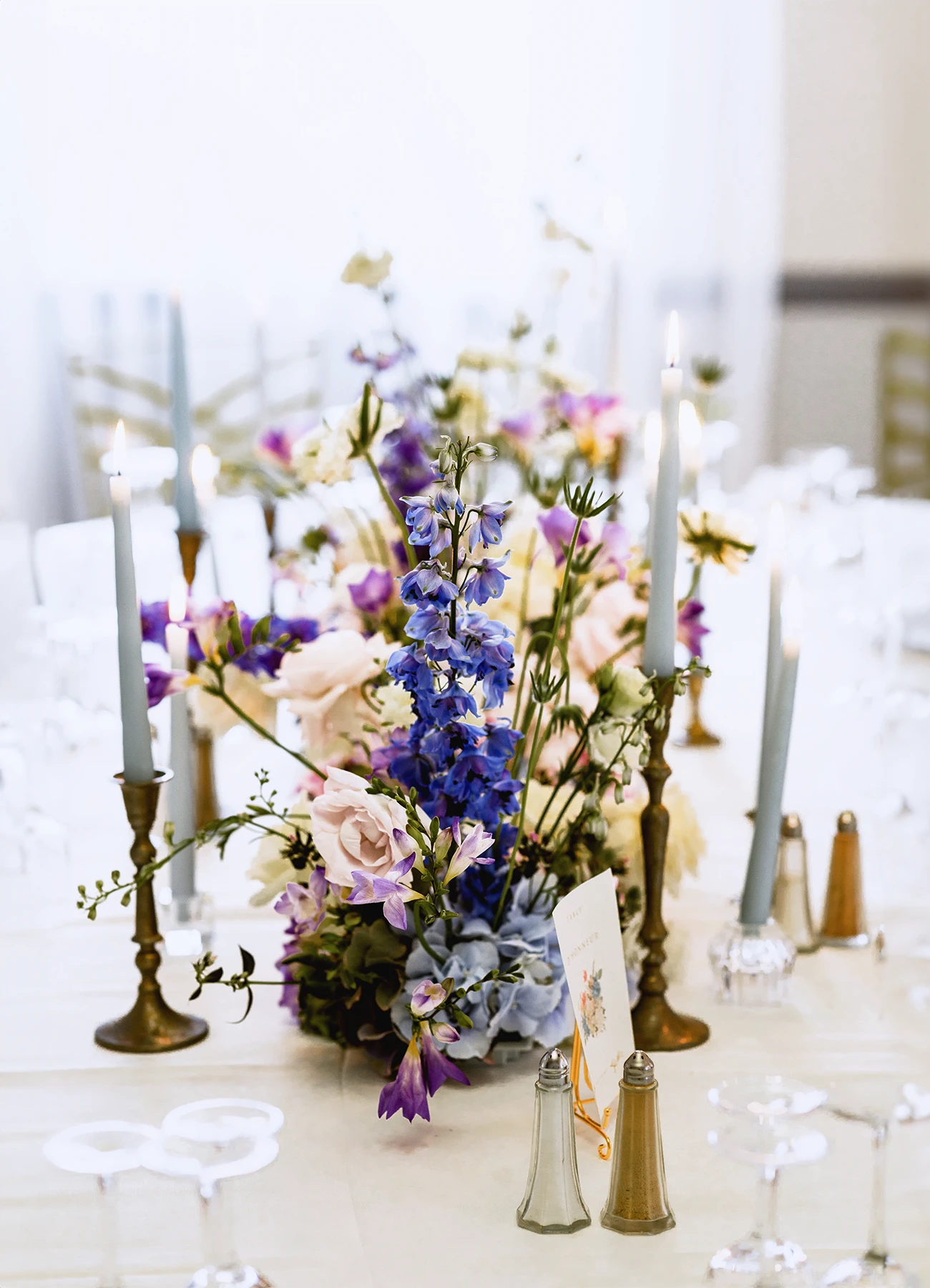 Décorations florales et bougies sur une table de mariage à Quesmy, photographie de Laurène Zabary