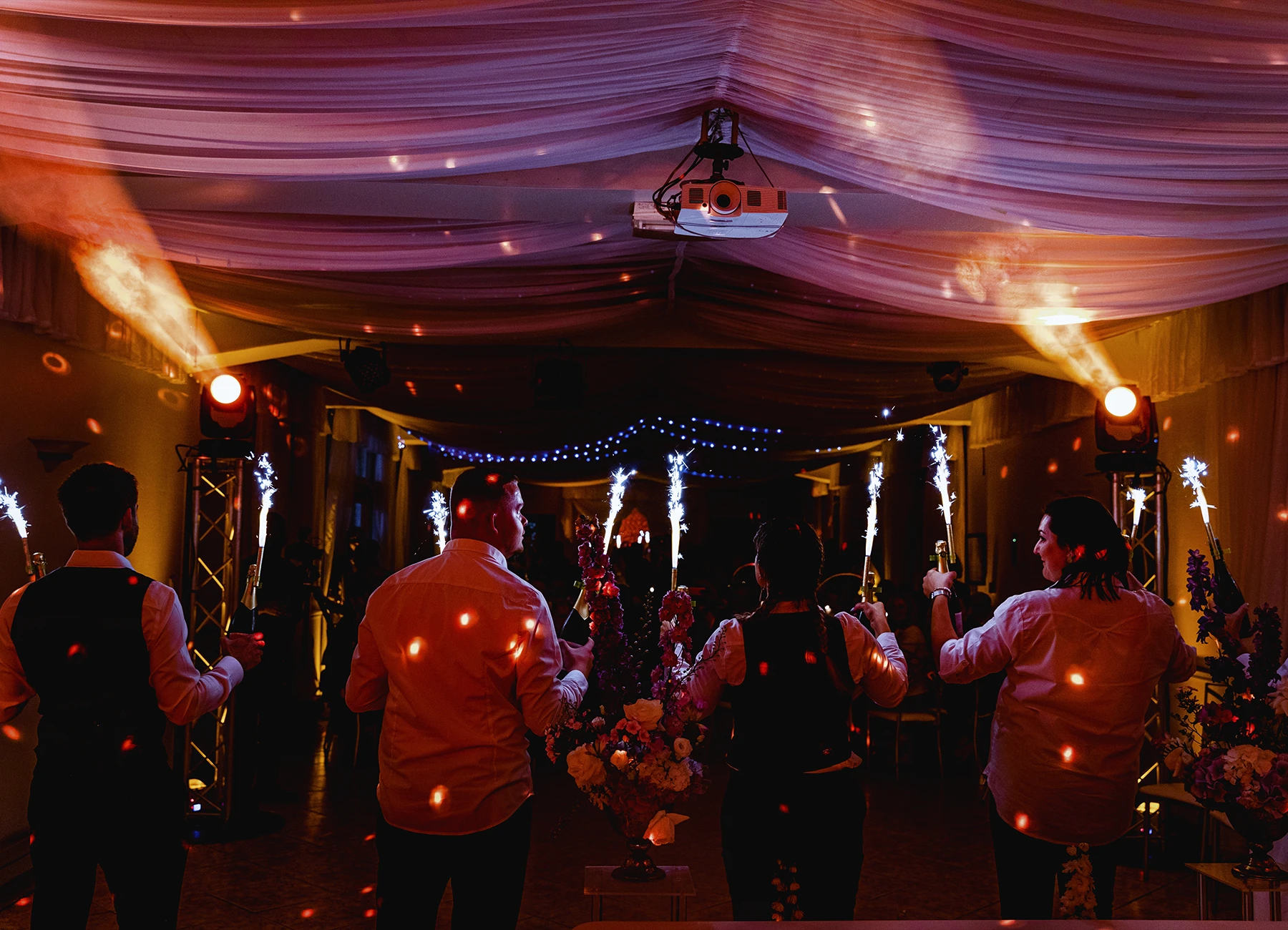 Staff apportant le champagne lors de la soirée de mariage à Quesmy, photographie de mariage par Laurène Zabary