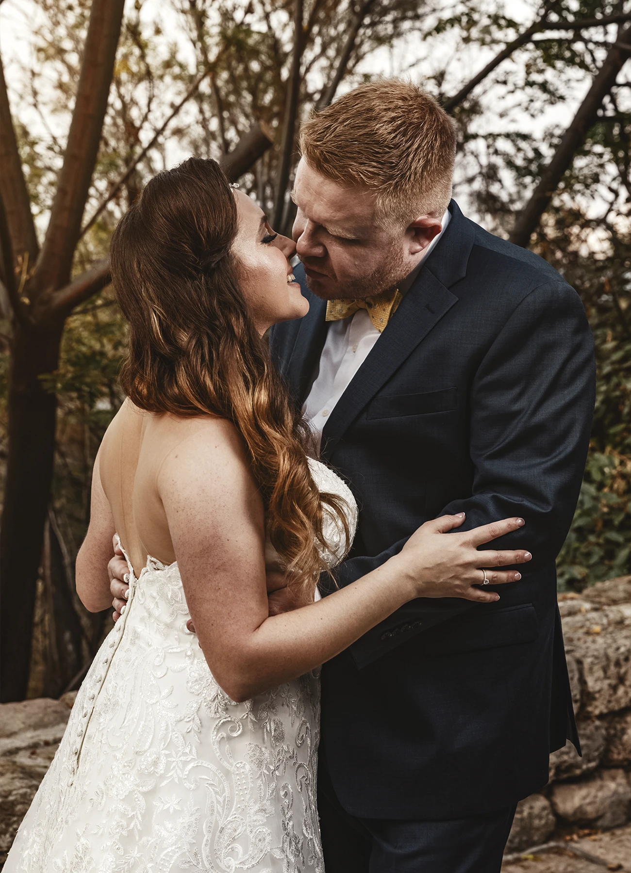 Couple de mariés à Jaffa un instant avant de s'embrasser - Laurène Zabary