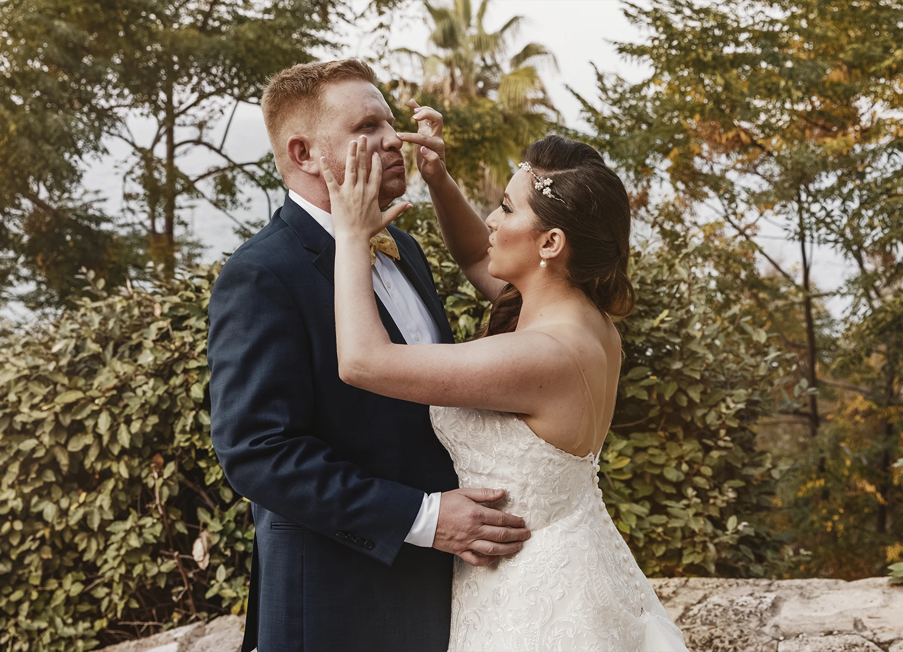 Mariée retirant une poussière du nez du marié à Jaffa - Laurène Zabary