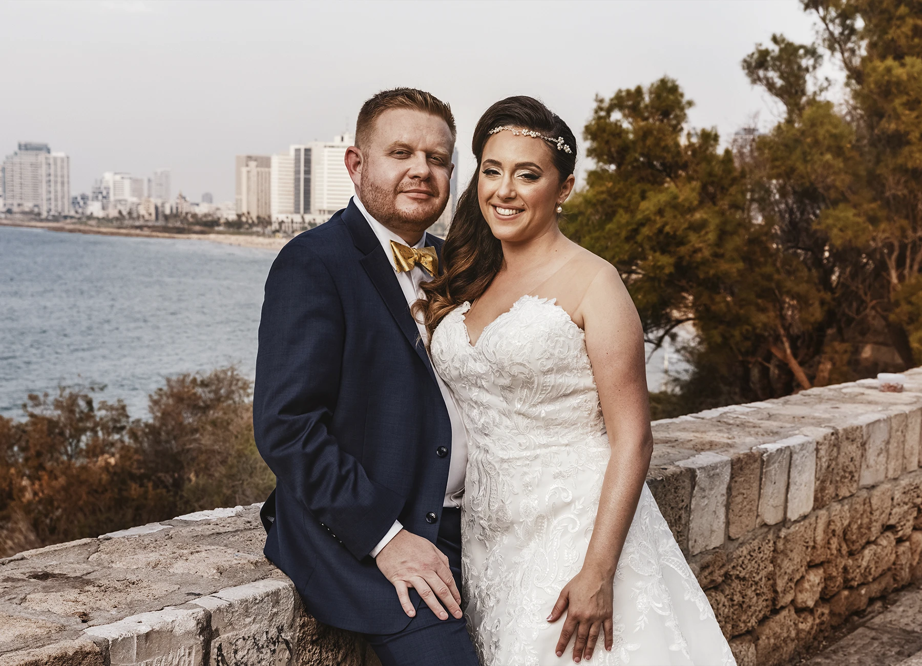 Couple de mariés à Jaffa avec plage de Tel Aviv en arrière-plan - Laurène Zabary