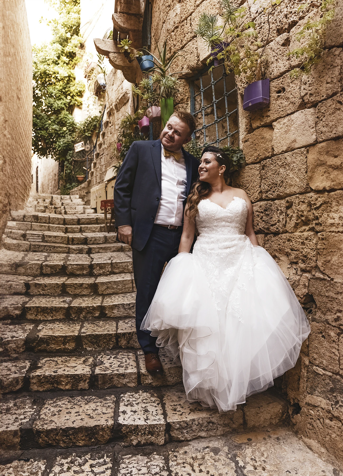 Mariés dans une rue de la vieille ville de Jaffa - Laurène Zabary