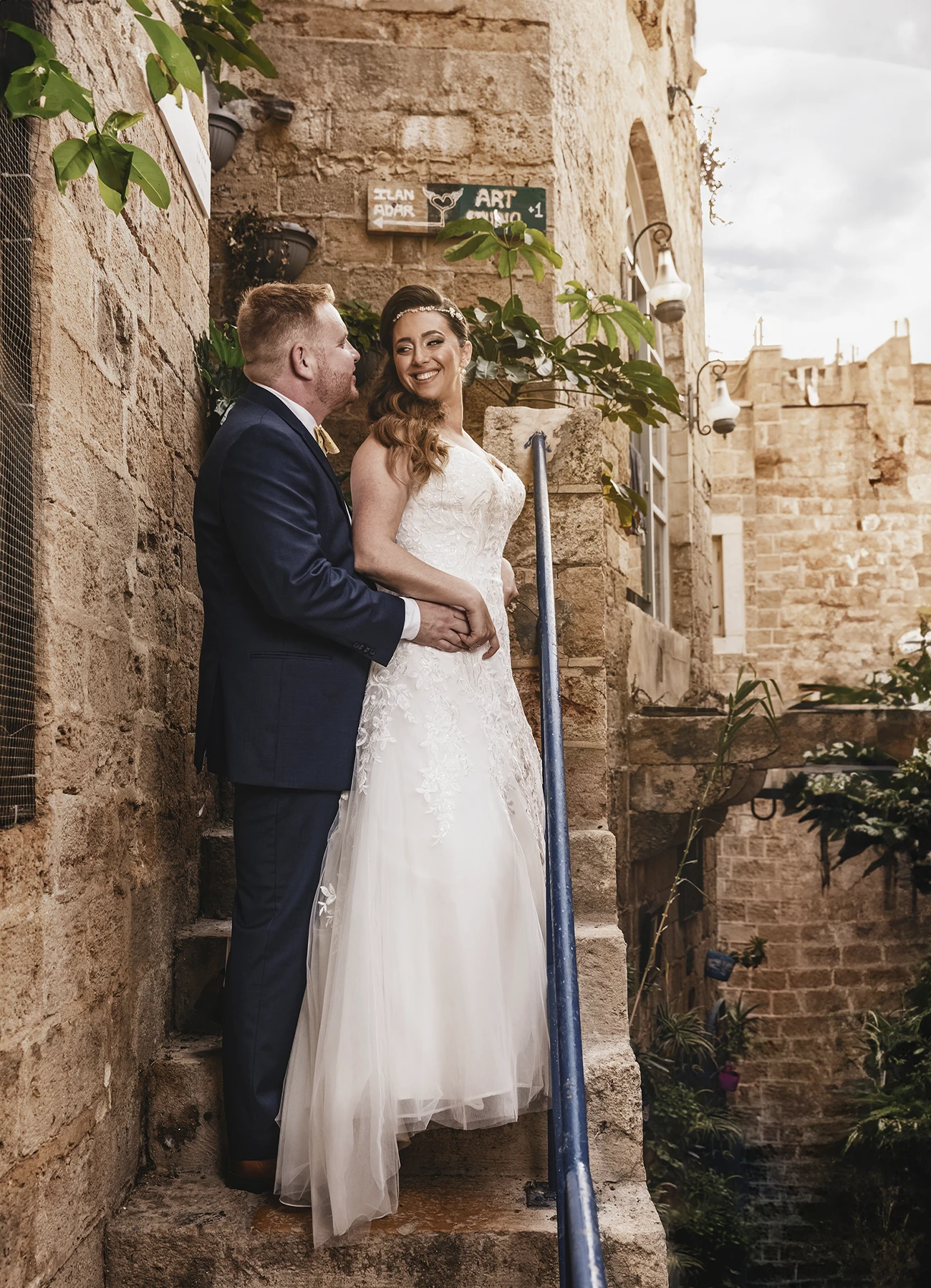 Couple de mariés se regardant sur des escaliers à Jaffa - Laurène Zabary